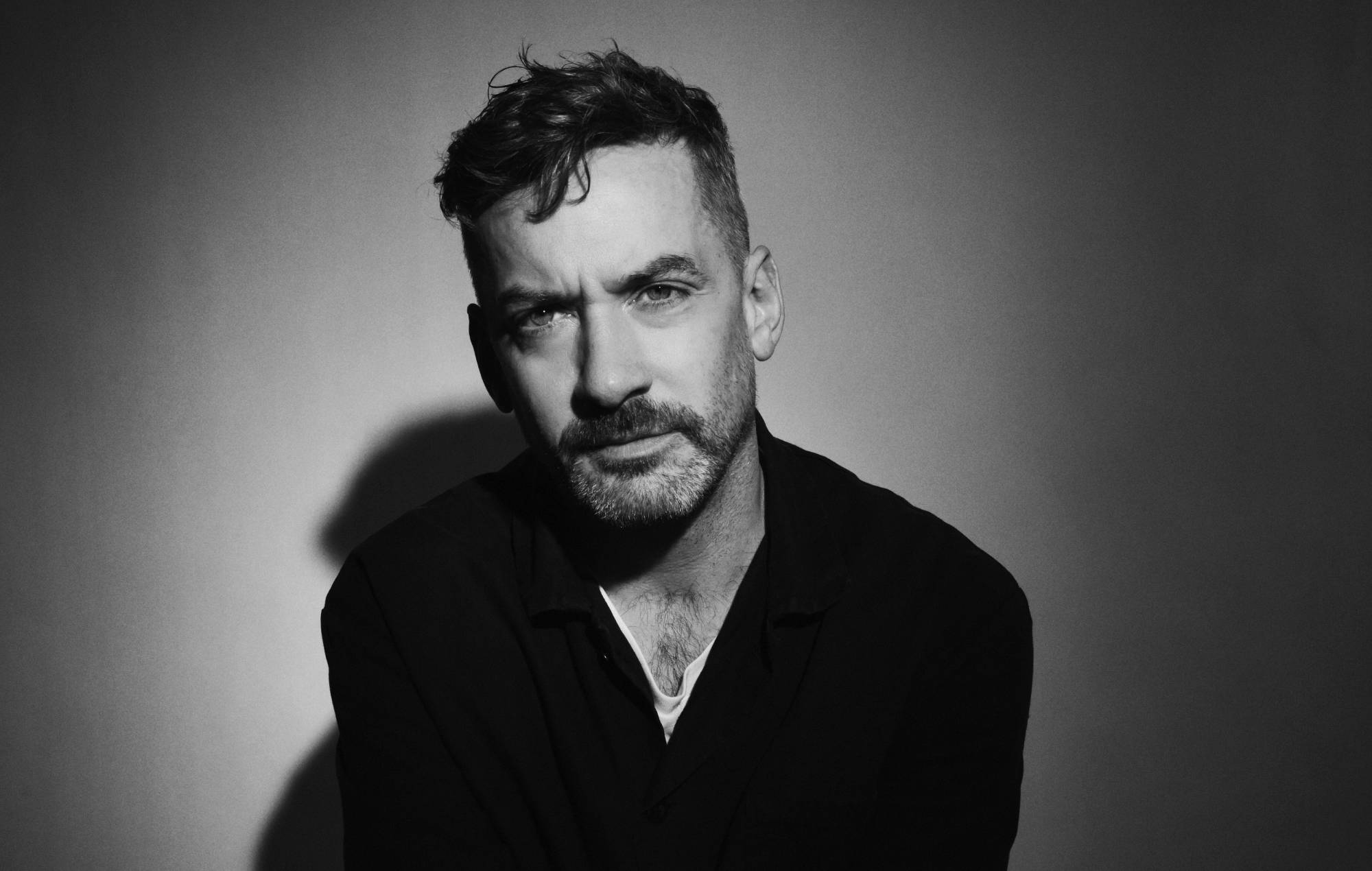 Escucha el nuevo y potente single de Bonobo, "Defender".