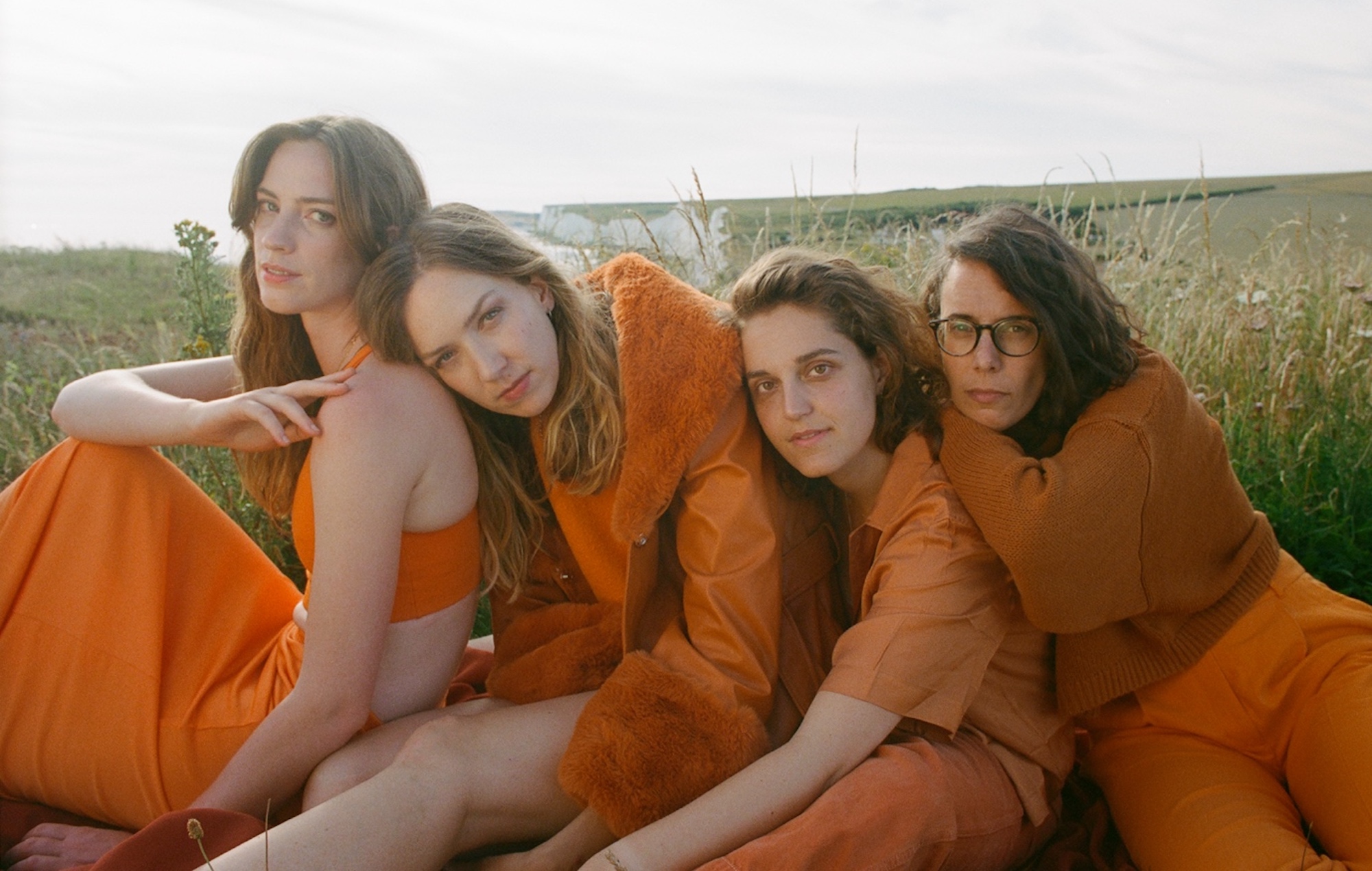 Escucha la nueva y conmovedora canción de The Big Moon 'This Love'