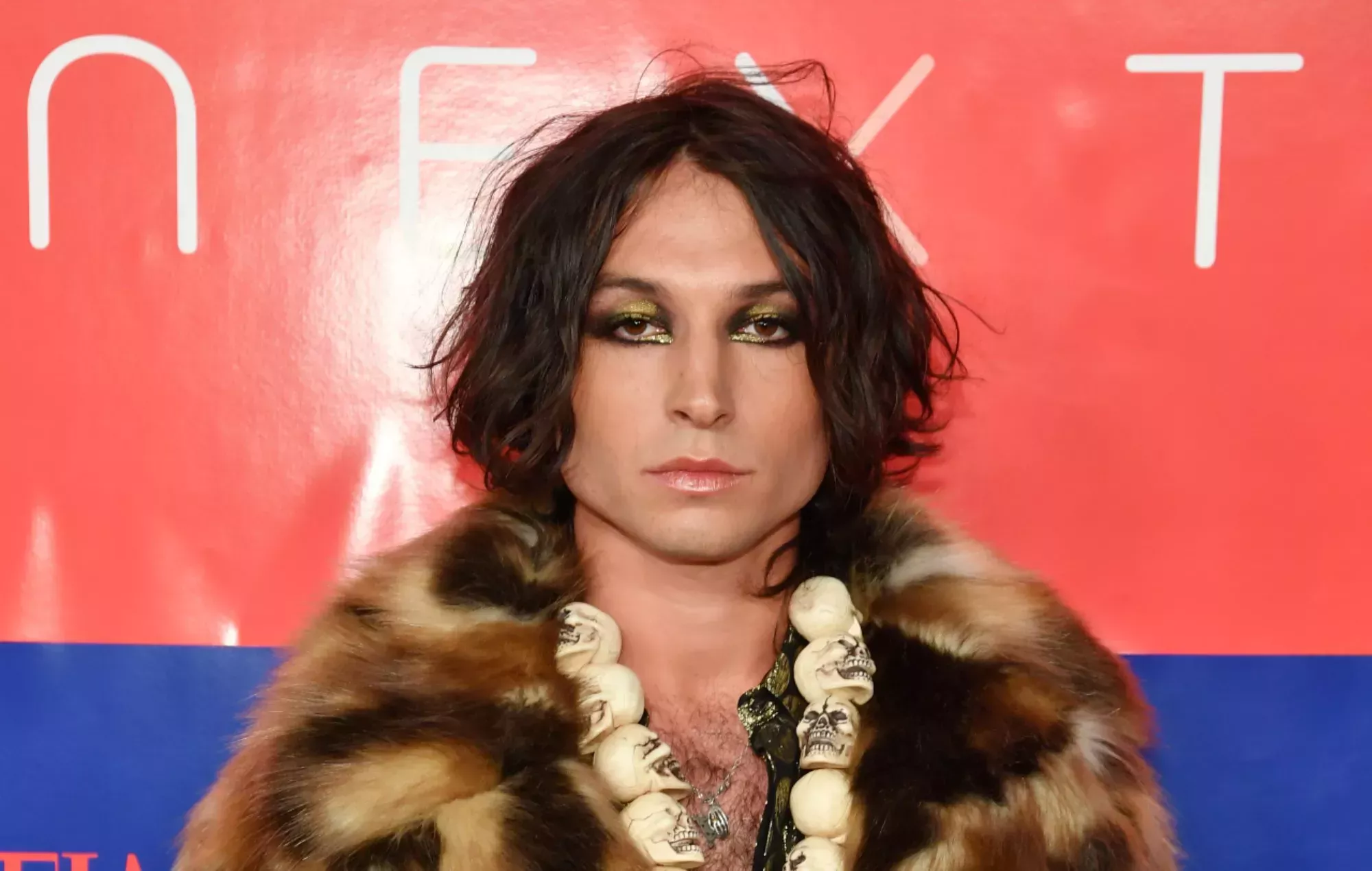 Ezra Miller se declara inocente de los cargos de robo con violencia y se enfrenta a 26 años de prisión