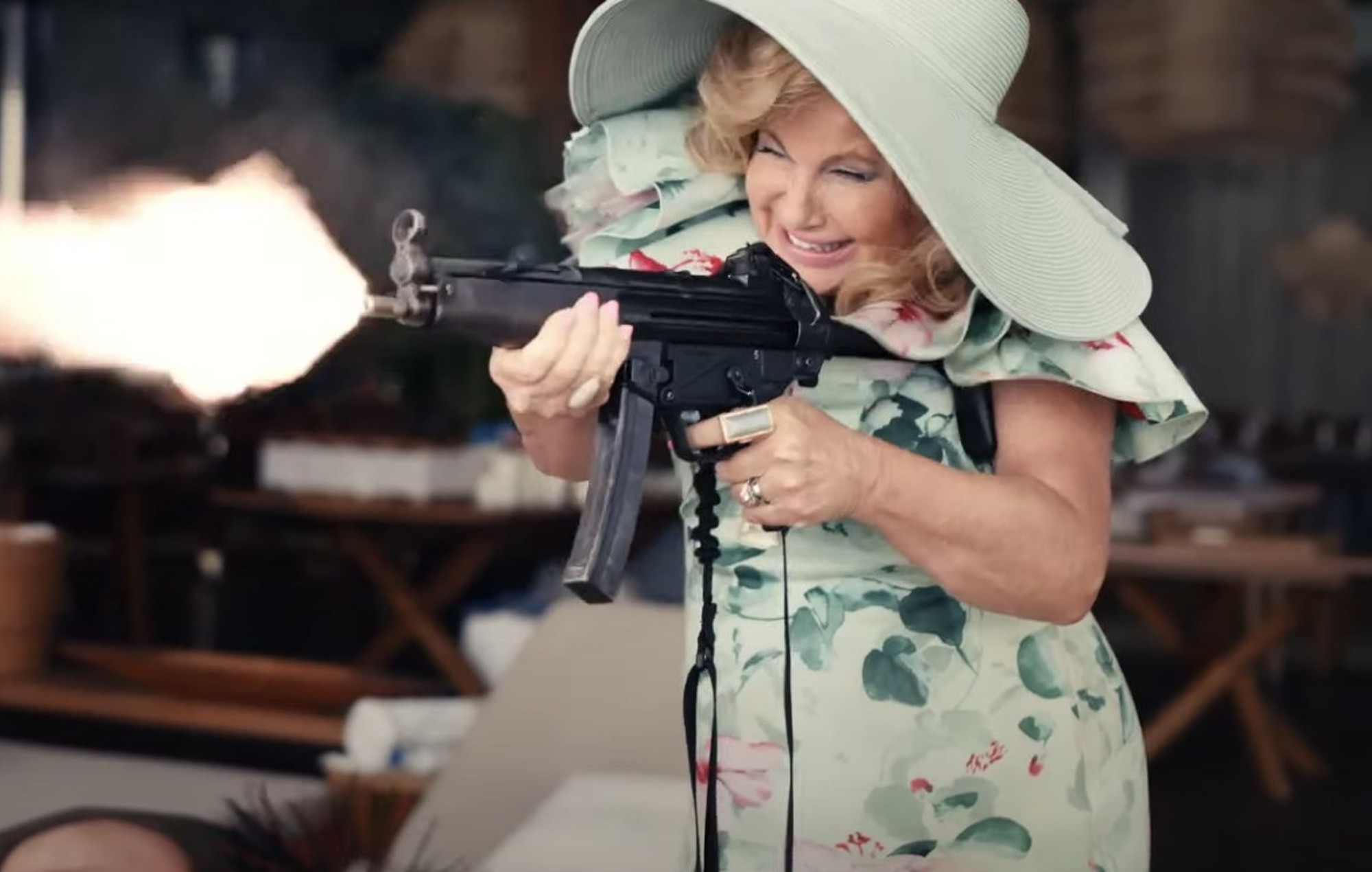 Internet quiere que Jennifer Coolidge sea el próximo James Bond tras el tráiler de 'Shotgun Wedding'