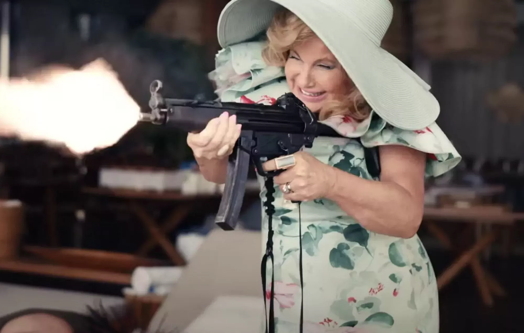 Internet quiere que Jennifer Coolidge sea el próximo James Bond tras el tráiler de 'Shotgun Wedding'