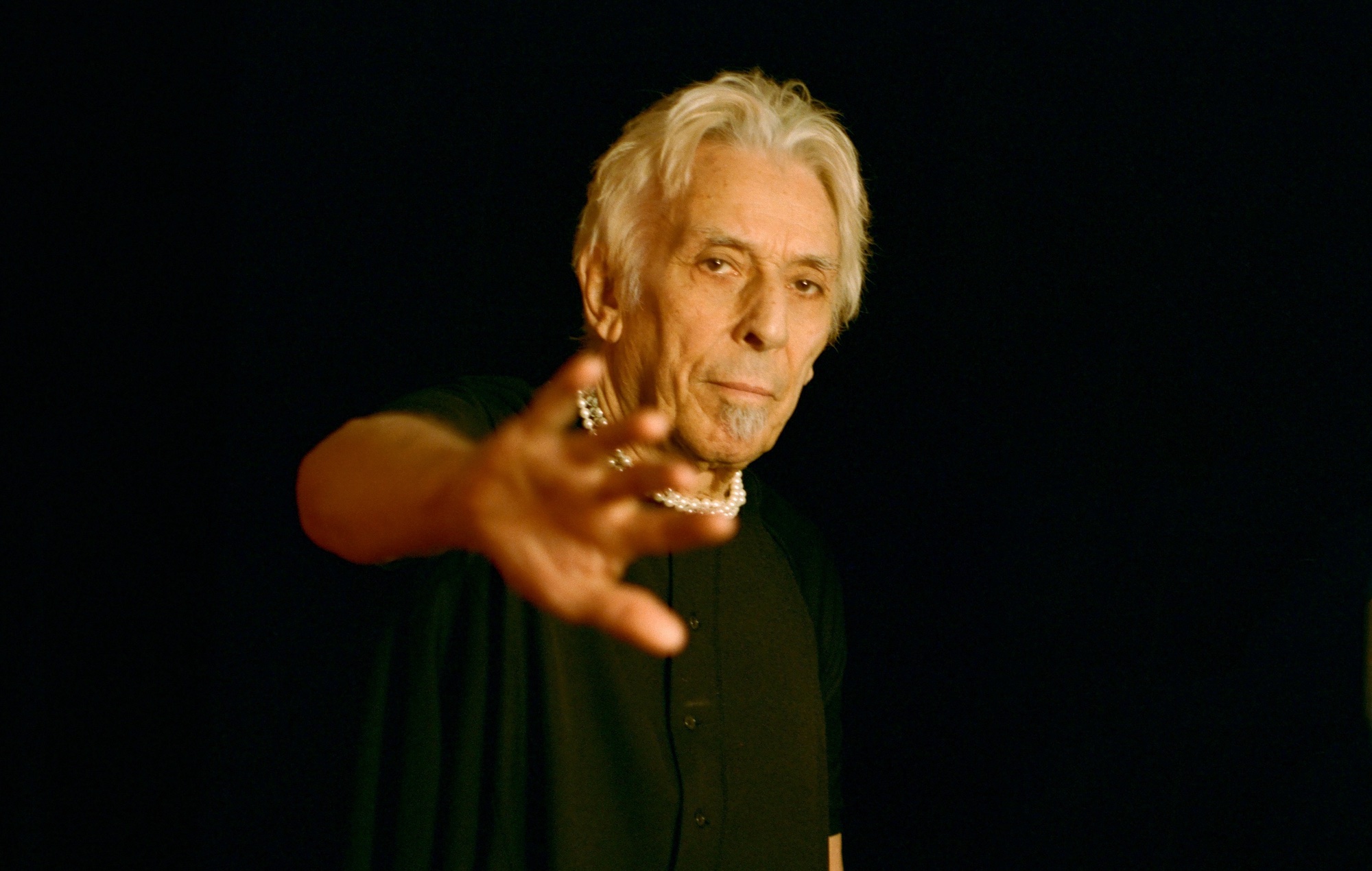 John Cale anuncia su primer álbum en una década, 'Mercy', y comparte la colaboración con Weyes Blood, 'Story Of Blood'