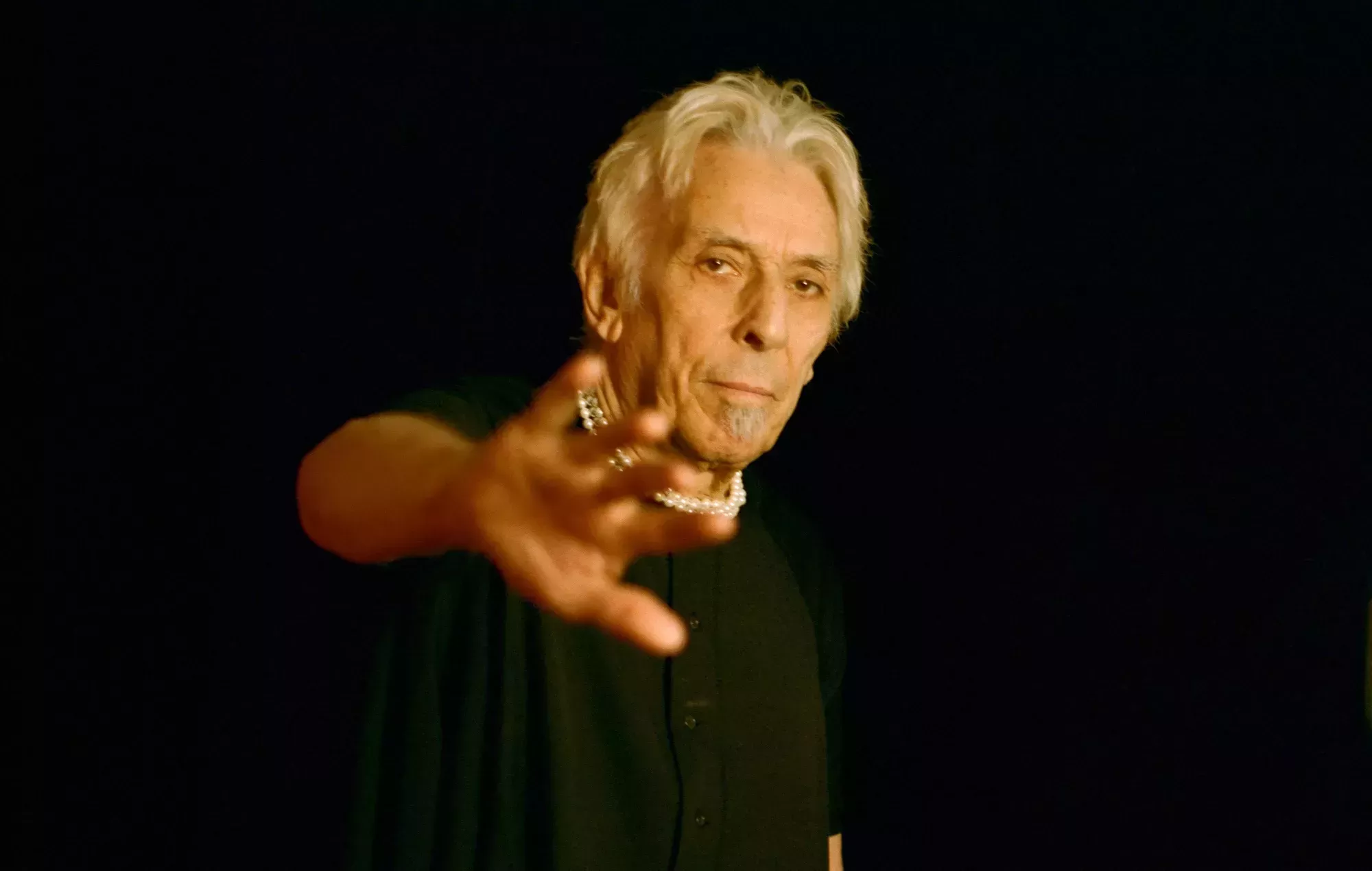 John Cale anuncia su primer álbum en una década, 'Mercy', y comparte la colaboración con Weyes Blood, 'Story Of Blood'