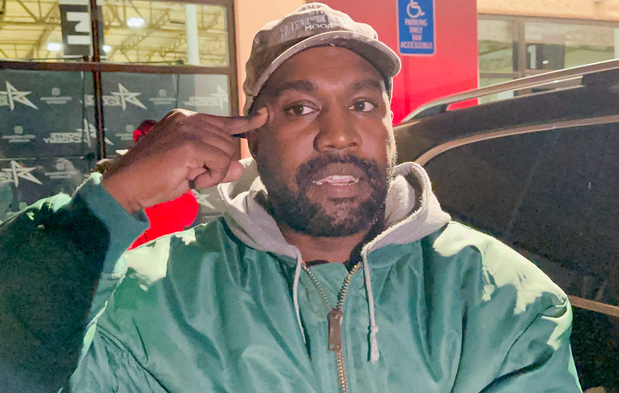 Kanye West se disculpa por los comentarios de George Floyd: "Sé lo que se siente al tener una rodilla en el cuello ahora mismo"