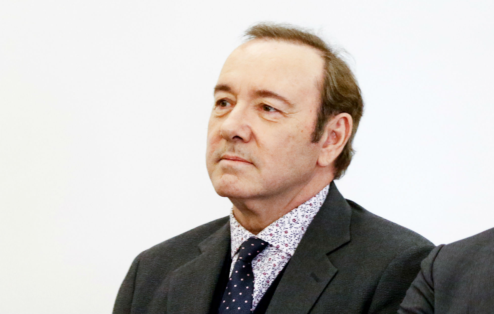 Kevin Spacey llora en el juzgado y culpa a su publicista por una disculpa "realmente equivocada"