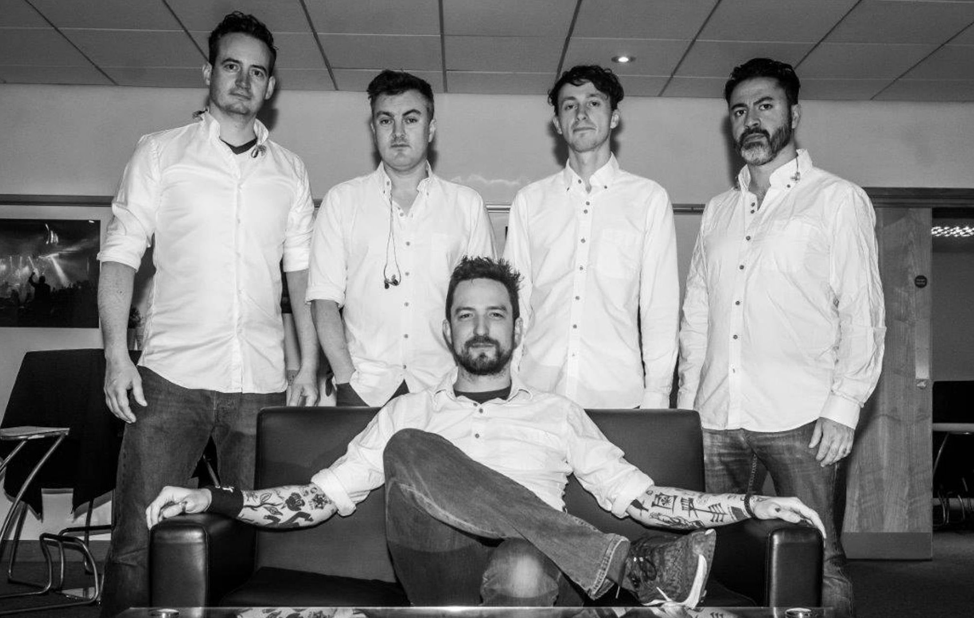 La banda de gira de Frank Turner, The Sleeping Souls, lanza el primer single 'Liar Lover'