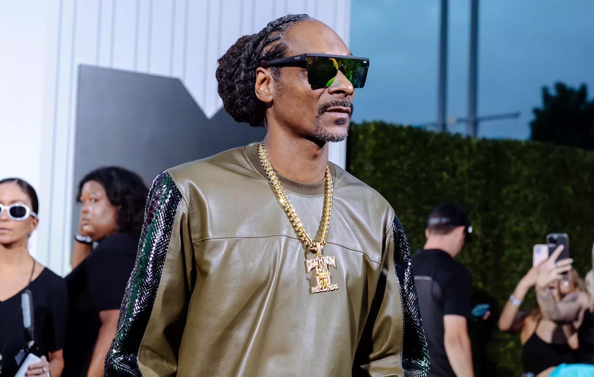 La liadora de Snoop Dogg dice que ha liado medio millón de porros para el rapero