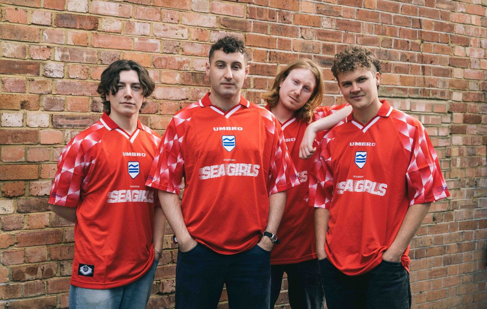 Las Sea Girls patrocinarán equipos de fútbol locales y venderán camisetas recicladas con fines benéficos