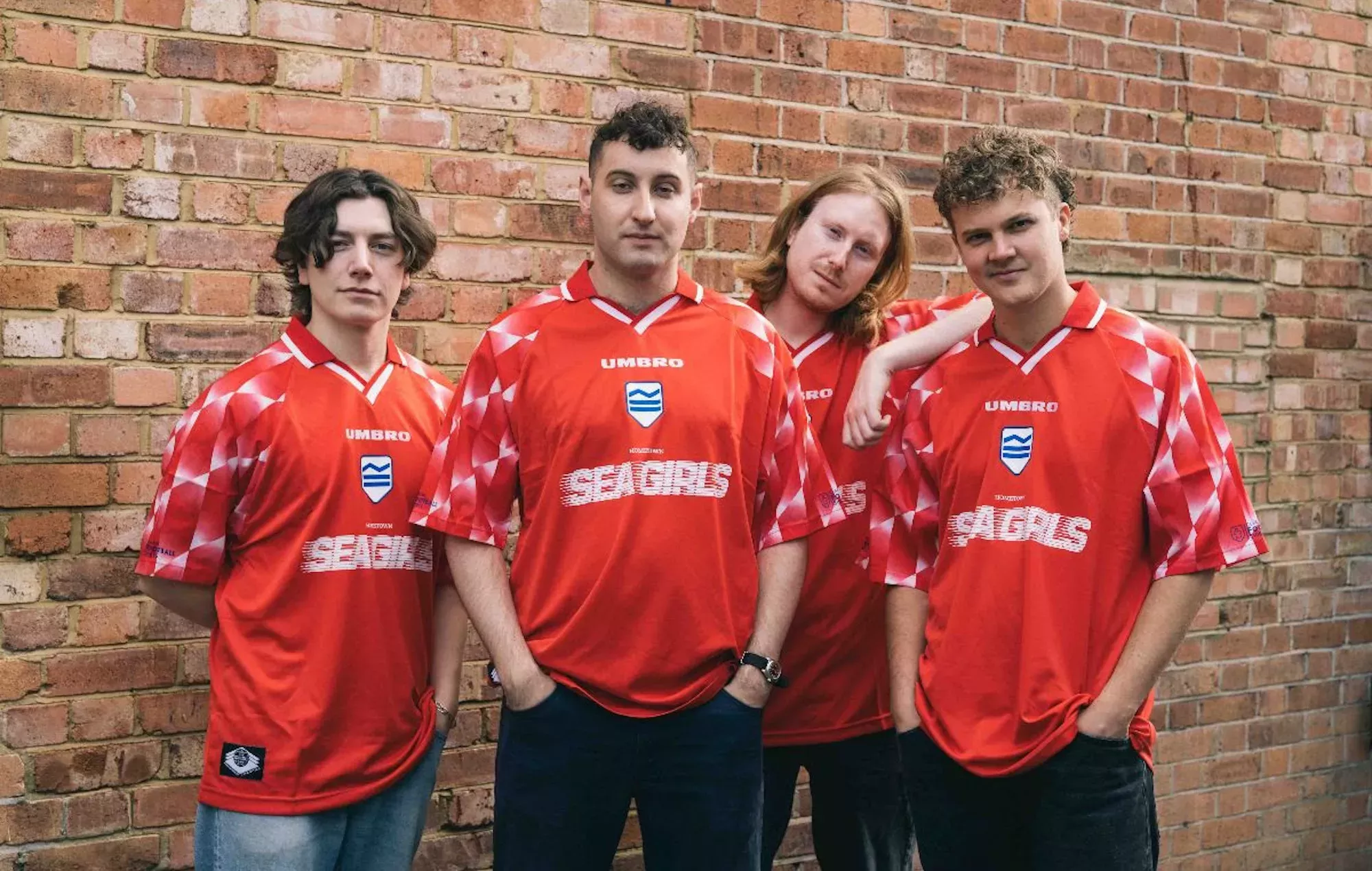 Las Sea Girls patrocinarán equipos de fútbol locales y venderán camisetas recicladas con fines benéficos