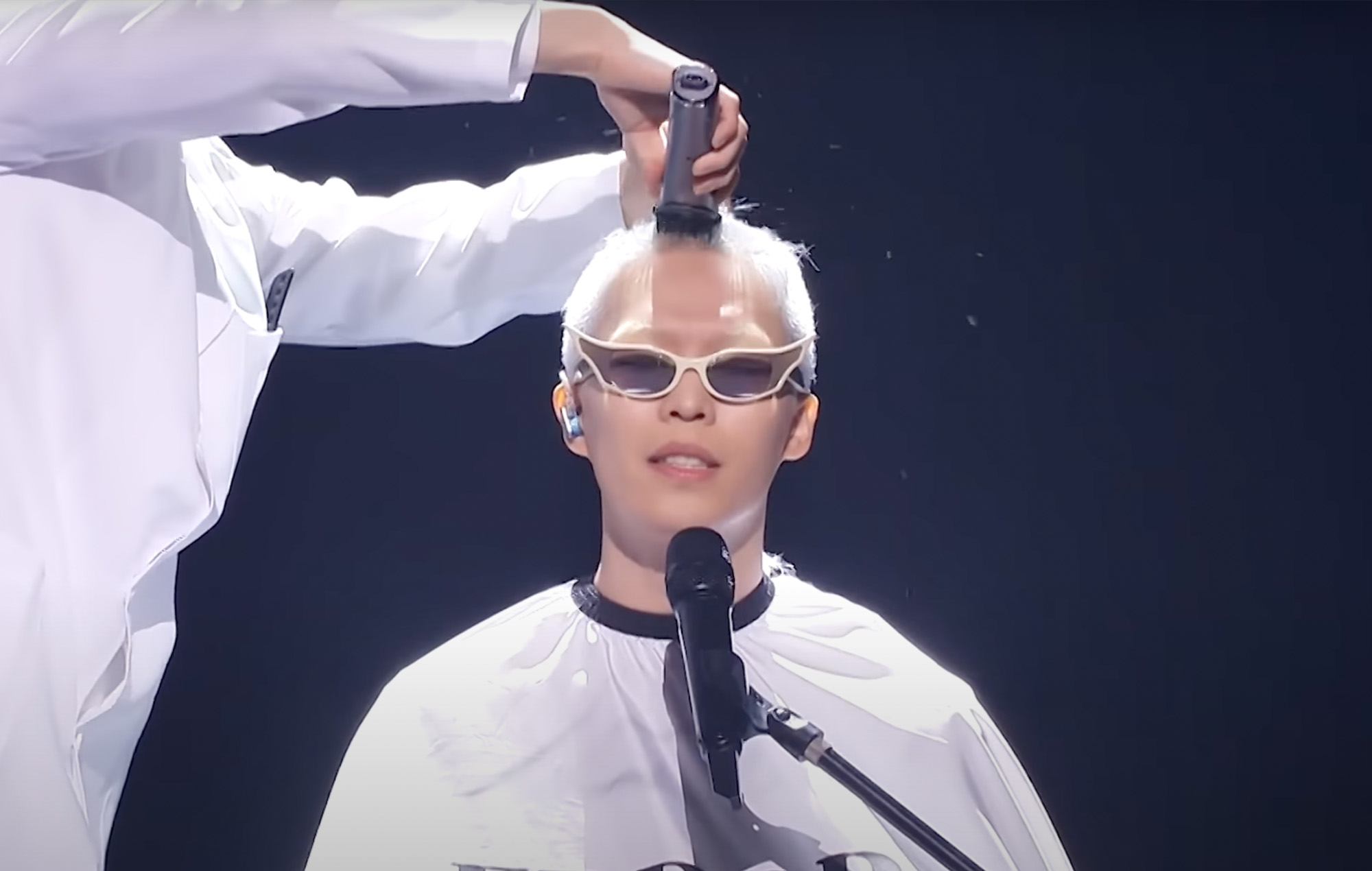 Lee Chan-hyuk, de AKMU, se afeita la cabeza mientras interpreta el single 'Panorama'