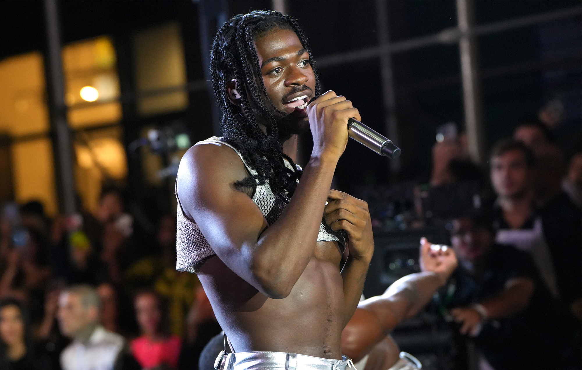 Lil Nas X hace una pausa en su actuación en Atlanta para echar una "mierda" entre bastidores