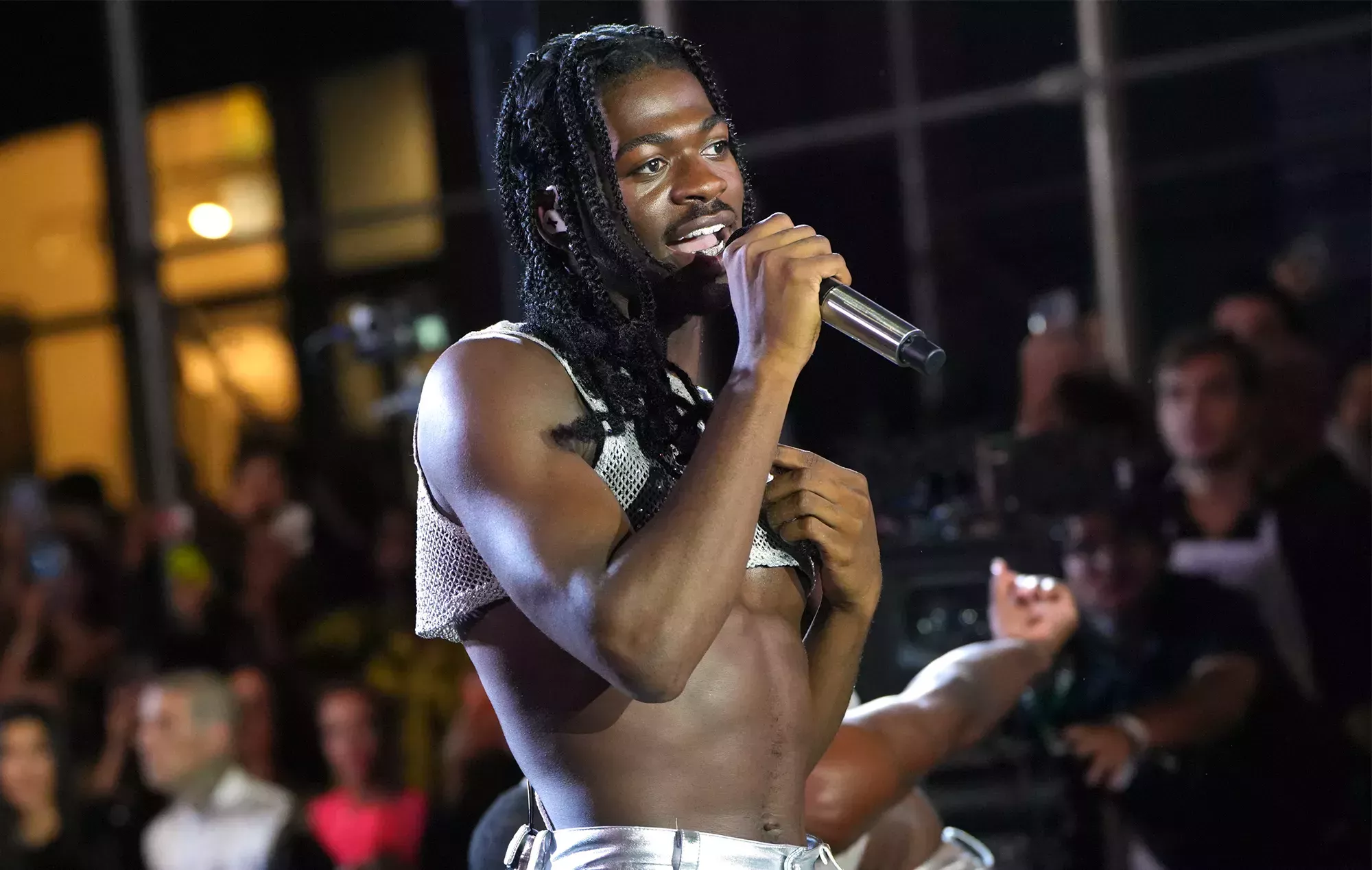 Lil Nas X hace una pausa en su actuación en Atlanta para echar una