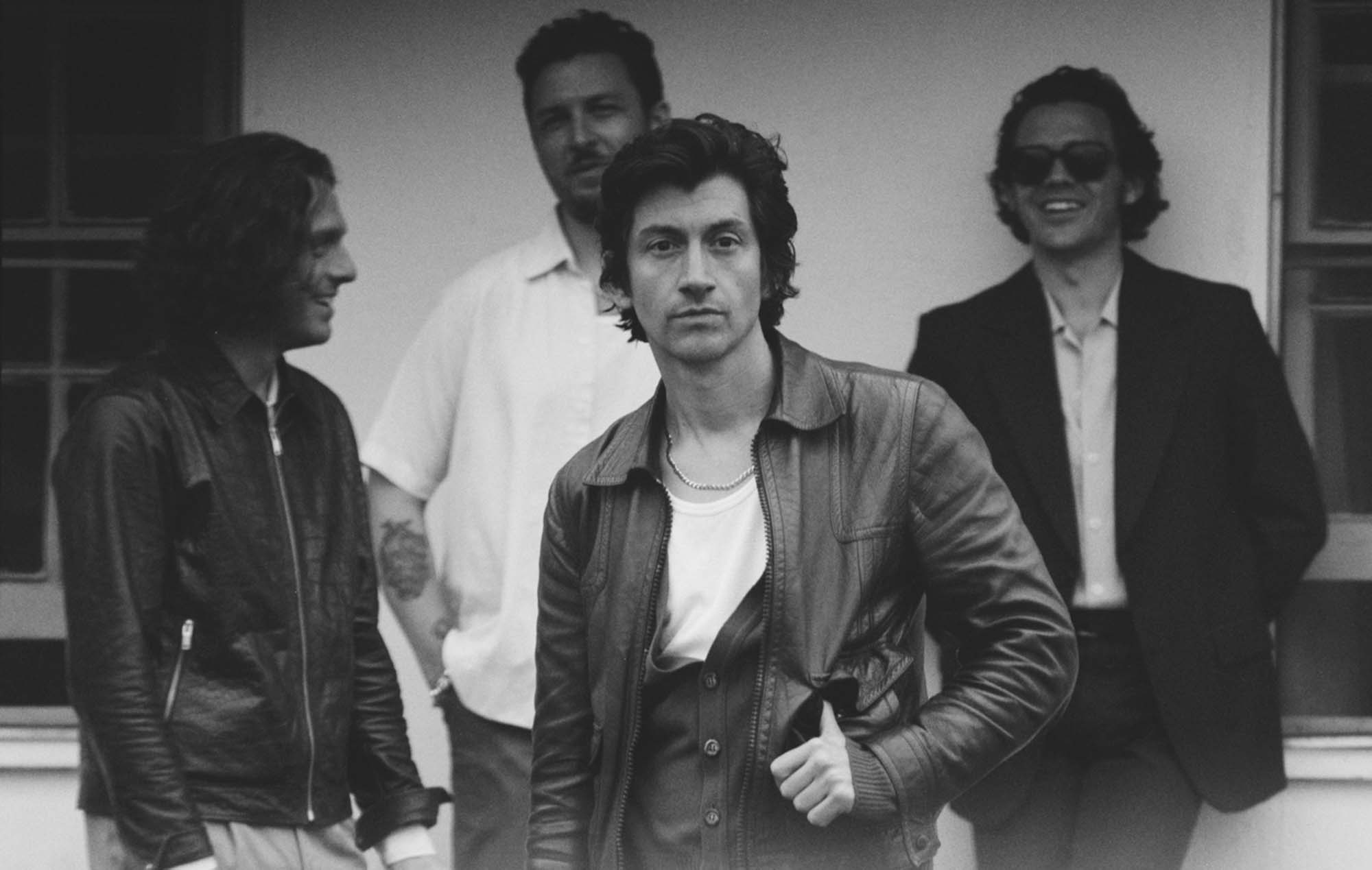 Los Arctic Monkeys explican la conexión entre todos sus álbumes