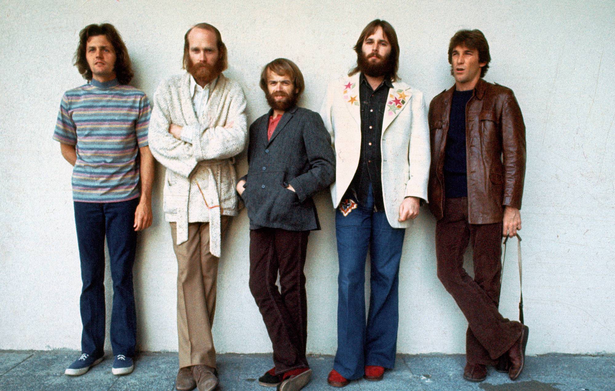 Los Beach Boys comparten el tema inédito 'Carry Me Home'