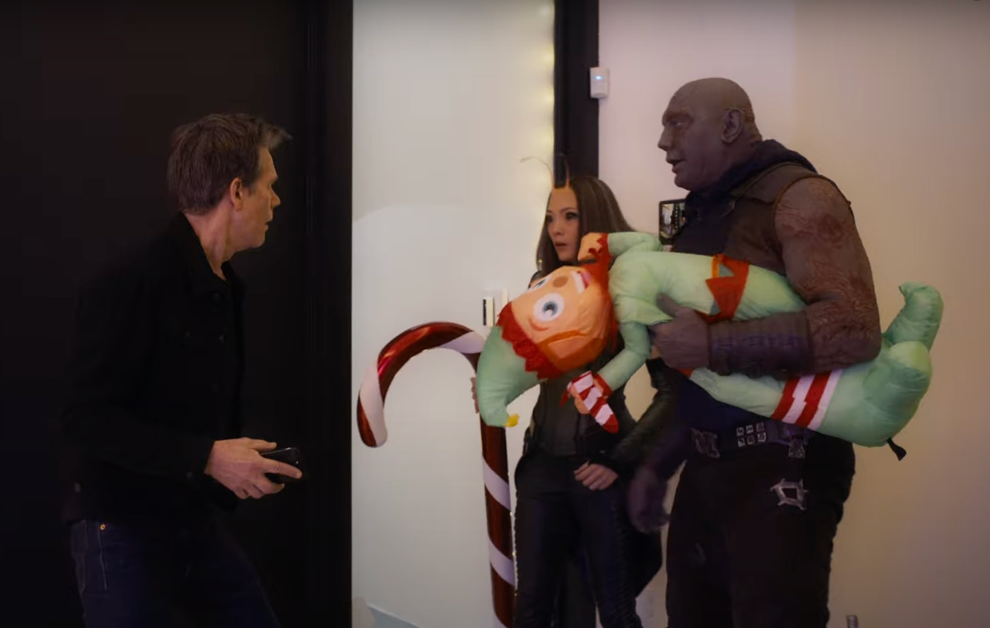 Los Guardianes de la Galaxia secuestran a Kevin Bacon en el tráiler del especial navideño