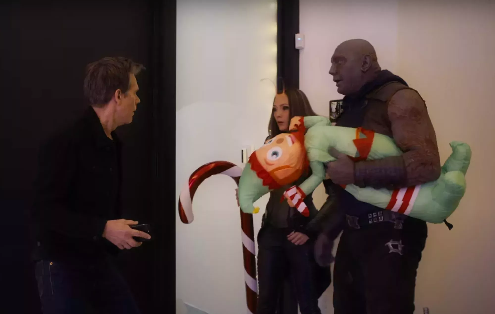 Los Guardianes de la Galaxia secuestran a Kevin Bacon en el tráiler del especial navideño