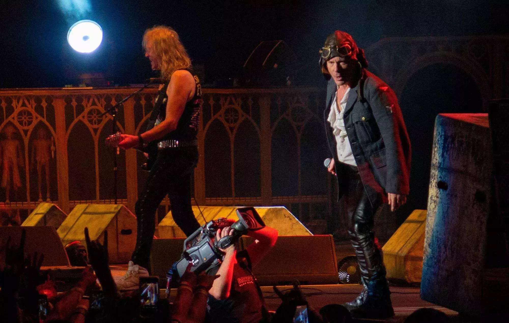 Mira cómo Bruce Dickinson de Iron Maiden retira físicamente a un fan del escenario