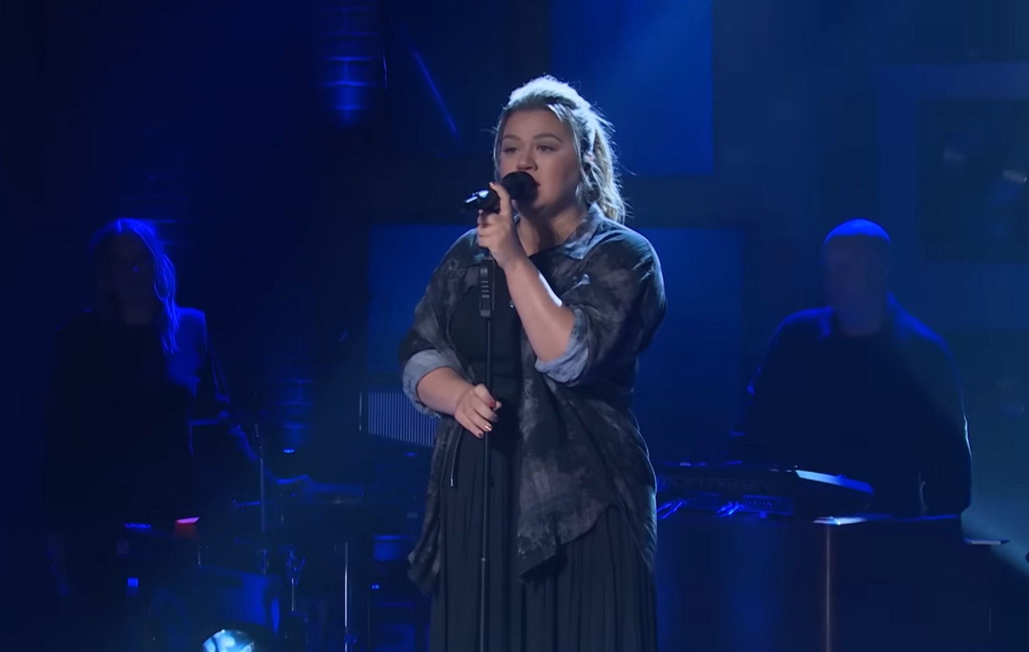 Mira cómo Kelly Clarkson interpreta 'Black Hole Sun' de Soundgarden en 'The Kelly Clarkson Show'