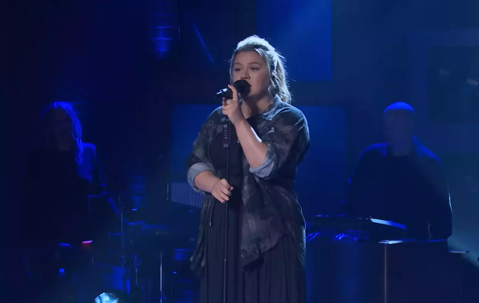 Mira cómo Kelly Clarkson interpreta 'Black Hole Sun' de Soundgarden en 'The Kelly Clarkson Show'