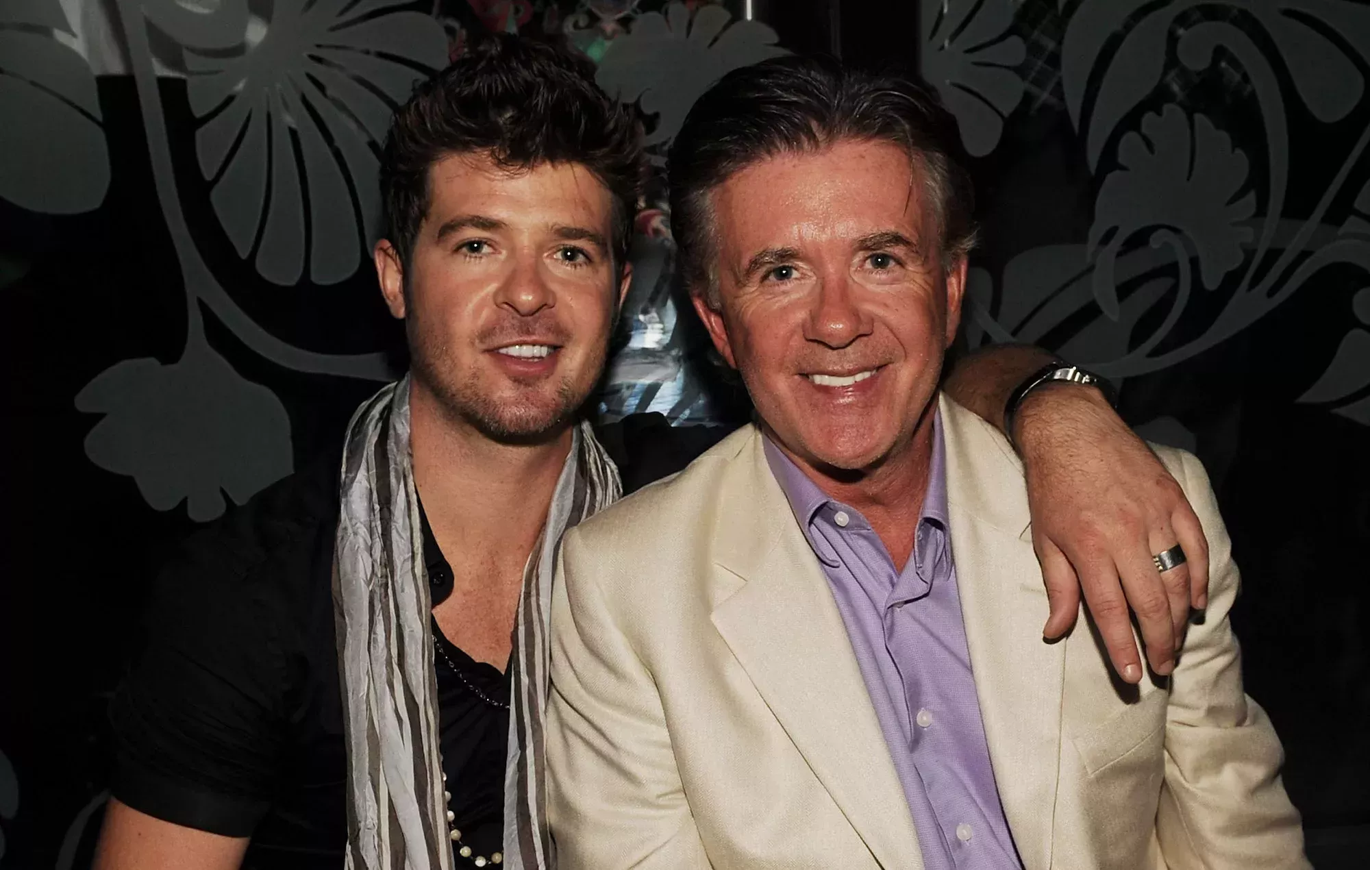Mira cómo Robin Thicke versiona el tema 'Growing Pains' para honrar a su difunto padre en 'Masked Singer'