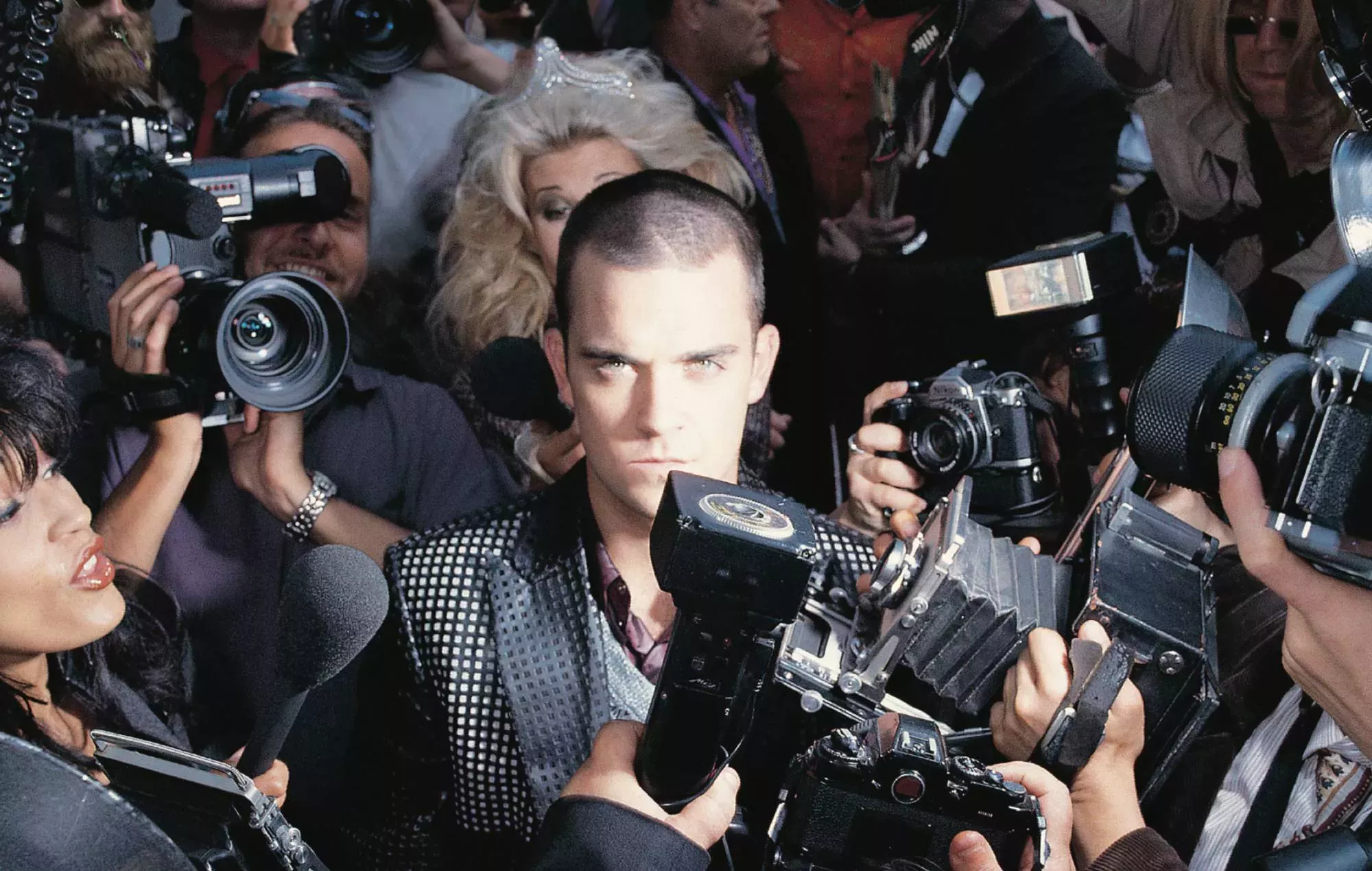Robbie Williams anuncia la reedición del 25 aniversario de 'Life Thru A Lens'