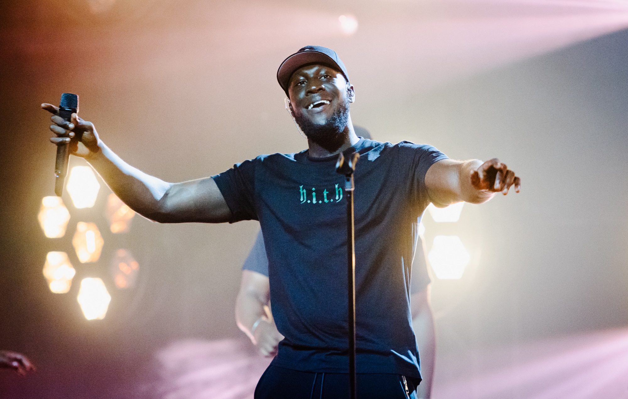 Stormzy recuerda la "hermosa" experiencia de hacer su nuevo álbum en una isla aislada