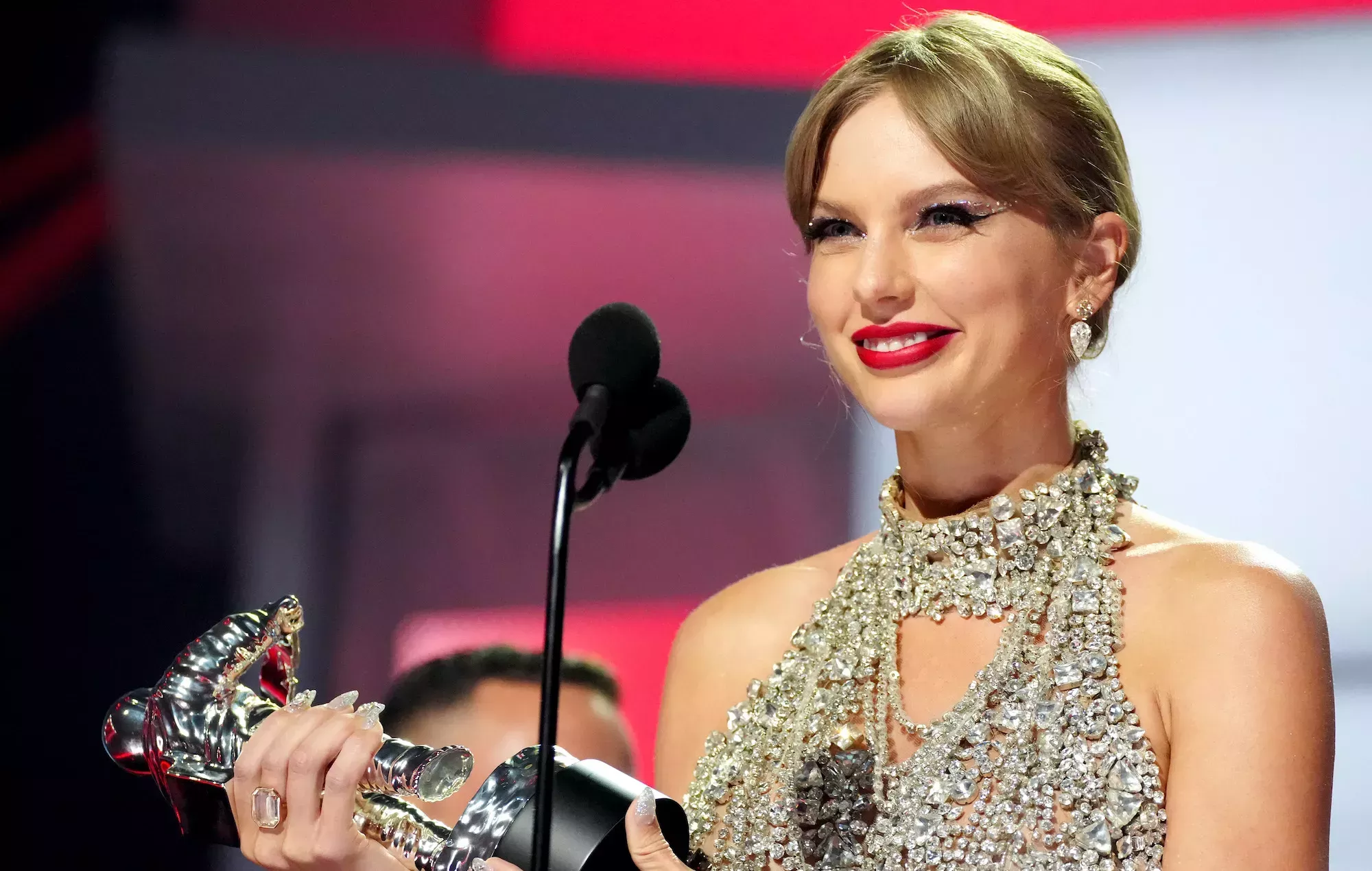 Taylor Swift anuncia su nuevo single y revela la letra de 'Midnights' en la cartelera de Nueva York