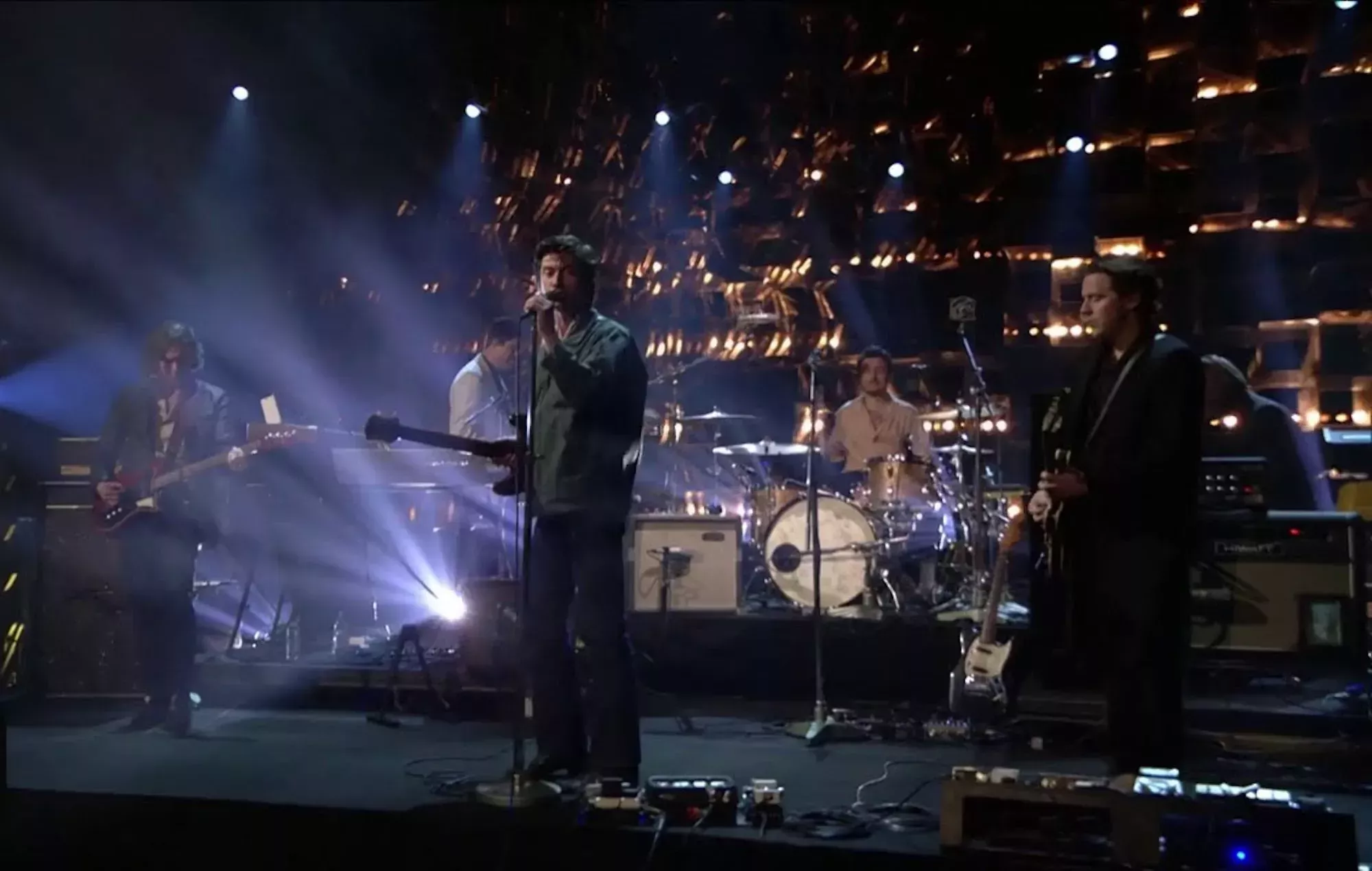 Vea a los Arctic Monkeys interpretar