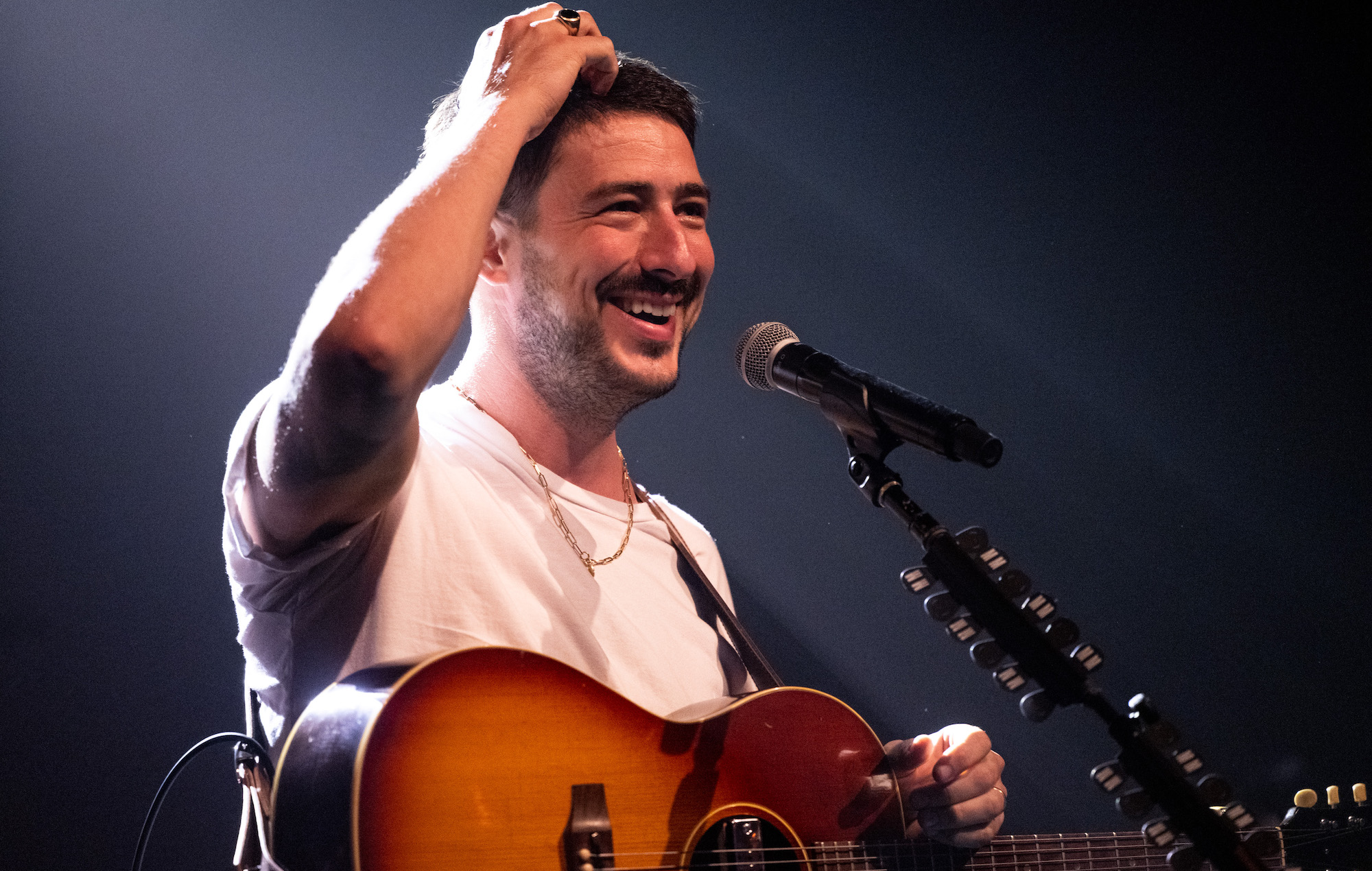Vea a Marcus Mumford interpretando 'Grace' en 'Corden'