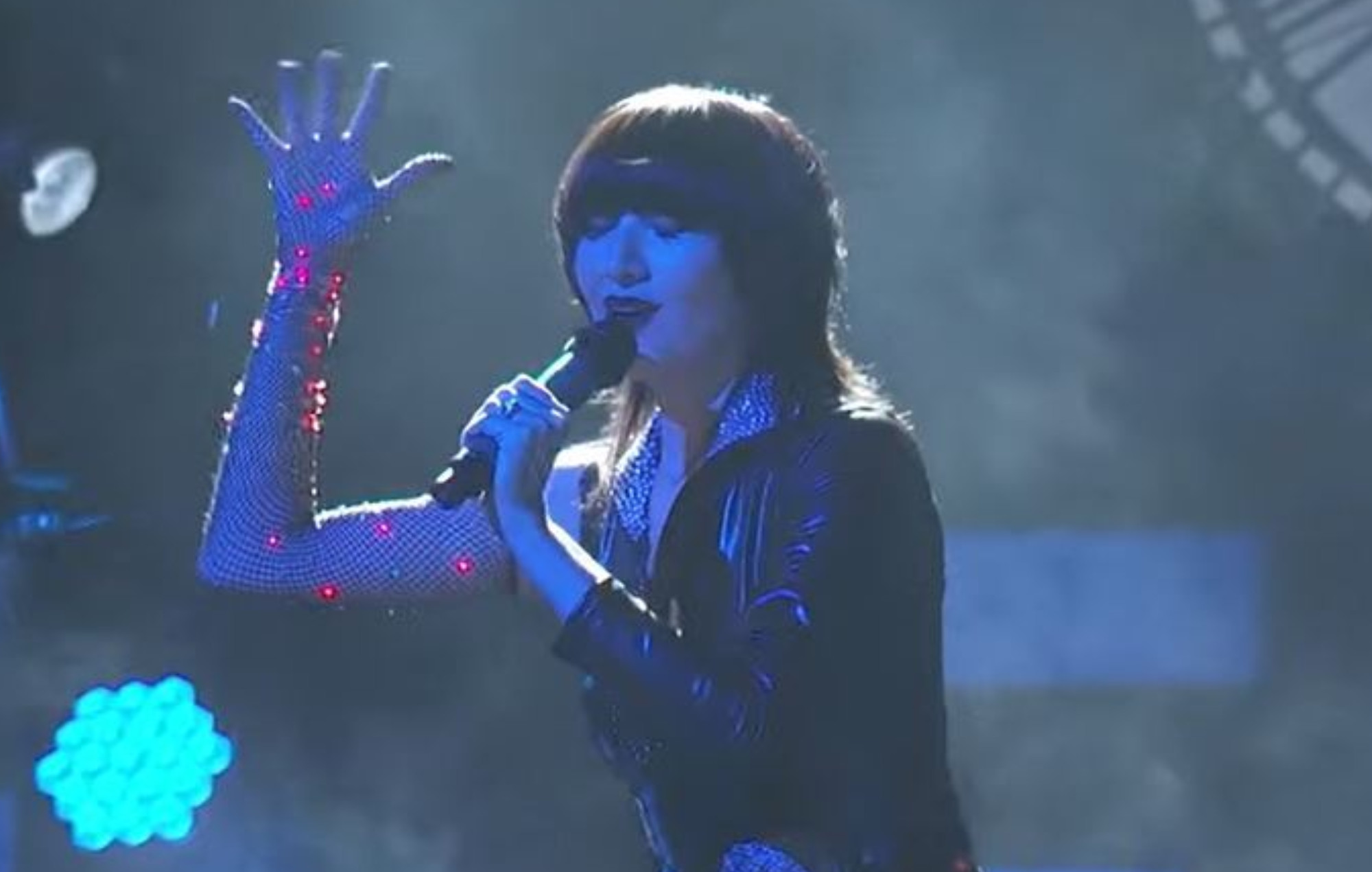 Vea a Yeah Yeah Yeahs interpretando 'Burning' en 'Kimmel'
