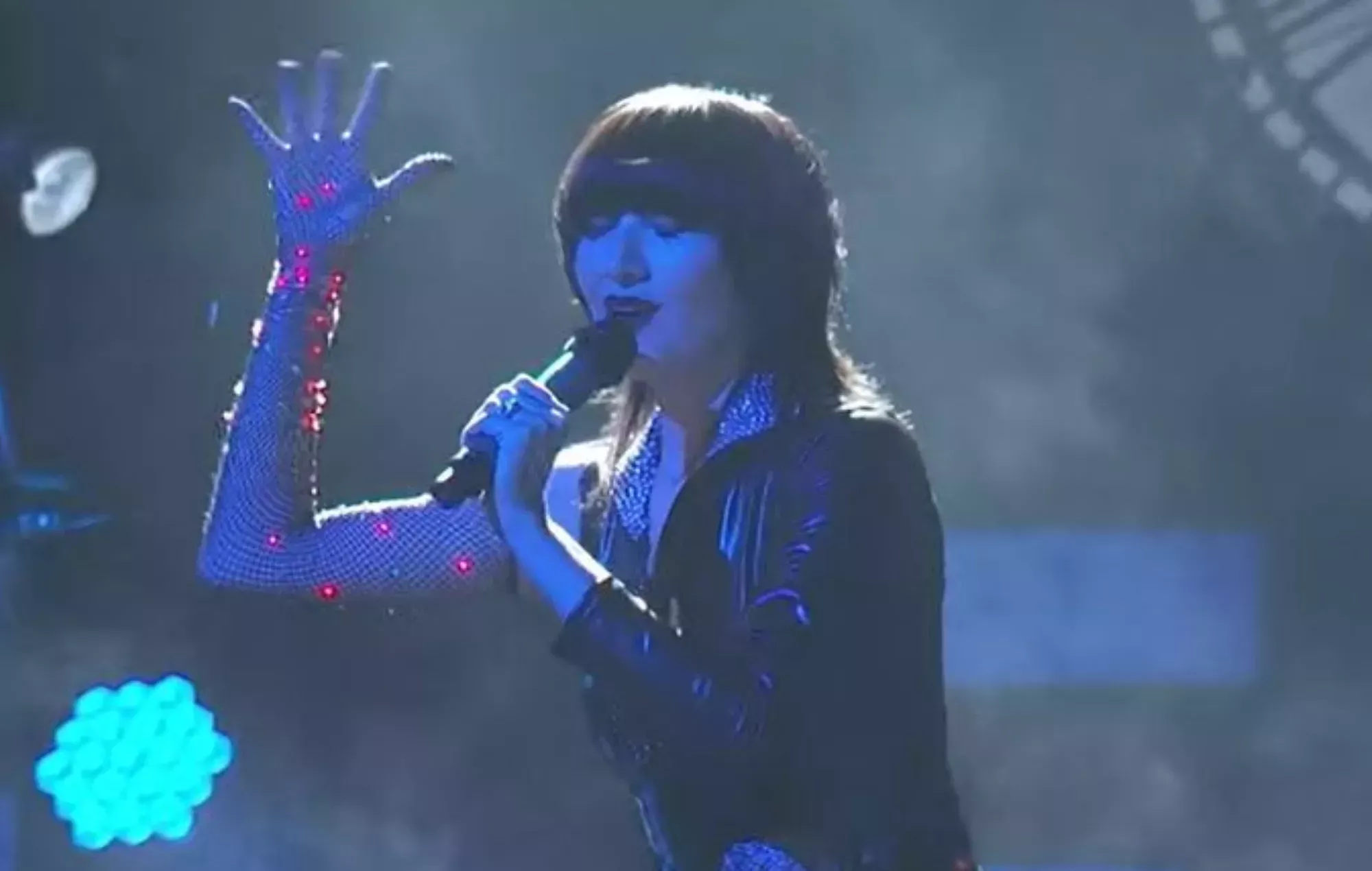 Vea a Yeah Yeah Yeahs interpretando 'Burning' en 'Kimmel'