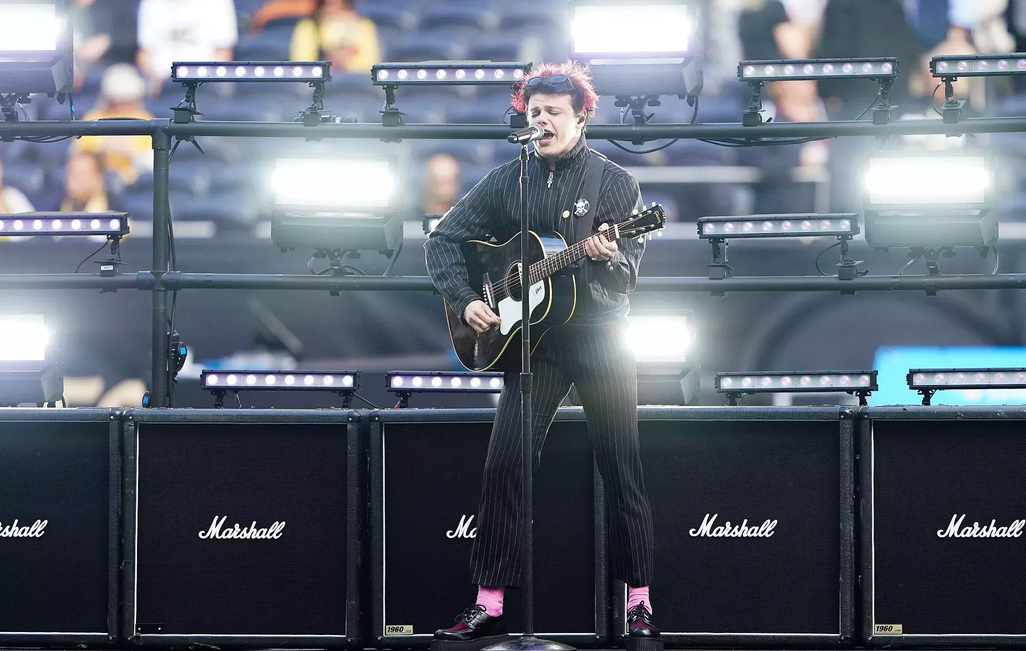 Vea a Yungblud interpretando 'The Funeral', 'Tissues' y más en el espectáculo de medio tiempo de los Juegos de Londres de la NFL