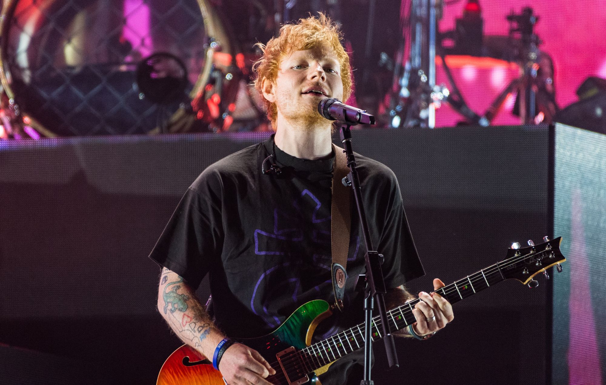 Vea cómo Ed Sheeran estrena su nueva canción "Celestial" en directo