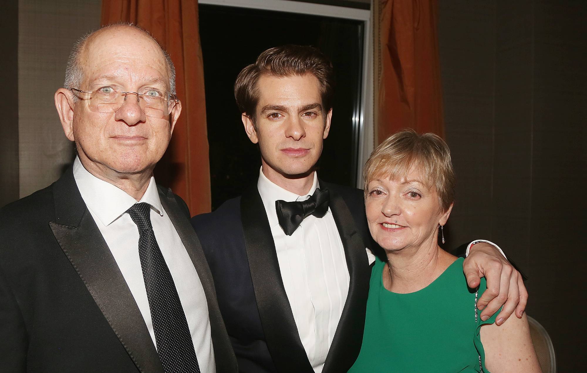 Andrew Garfield llora al hablar de la muerte de su madre