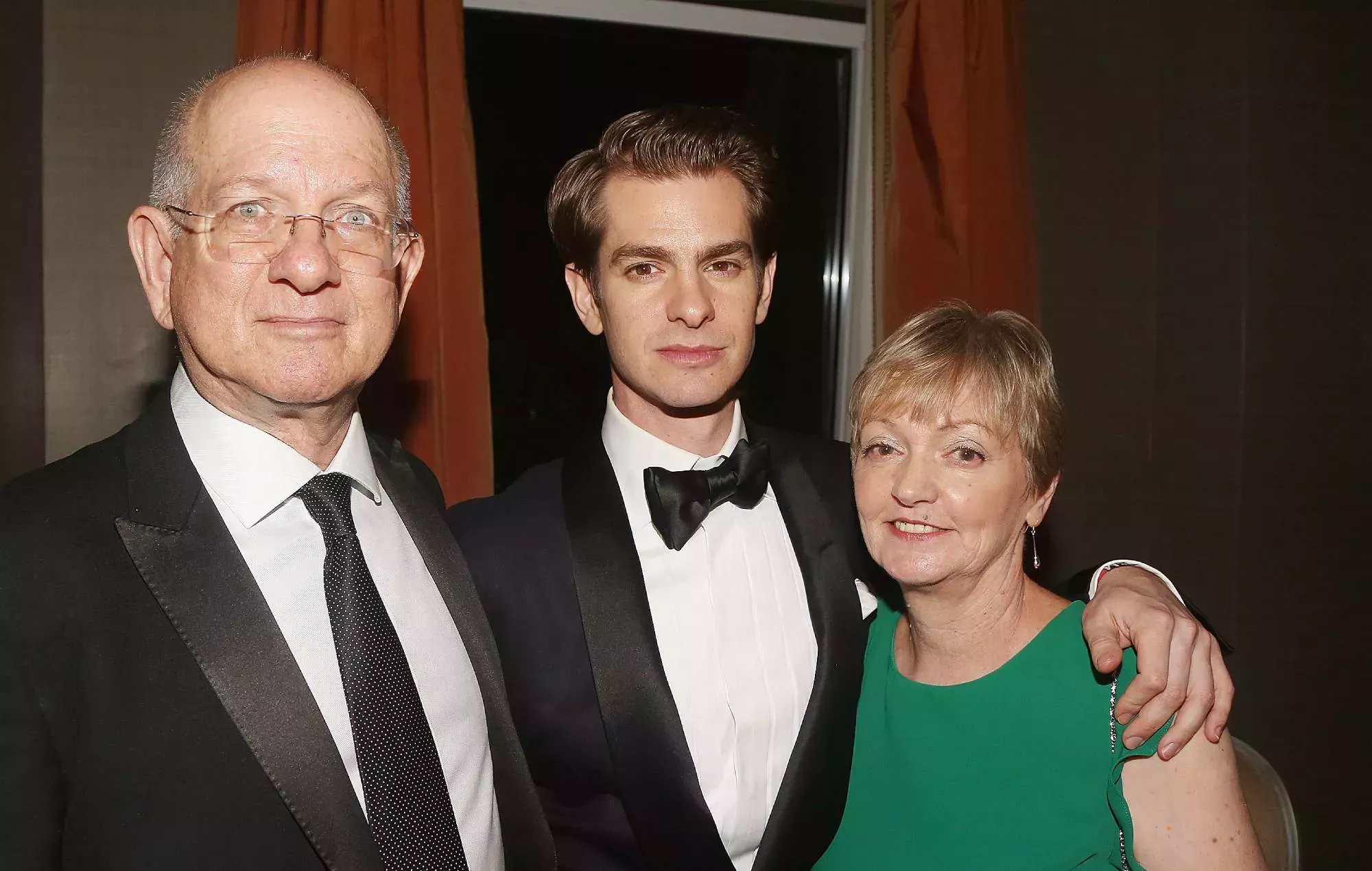 Andrew Garfield llora al hablar de la muerte de su madre