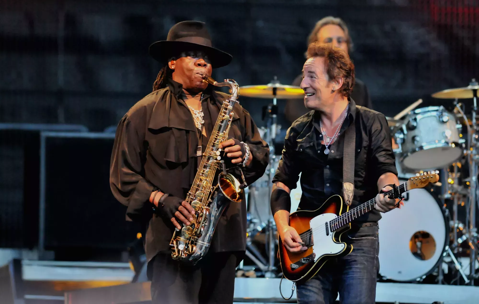 Bruce Springsteen recuerda haber tocado la guitarra para Clarence Clemons en el hospital mientras moría
