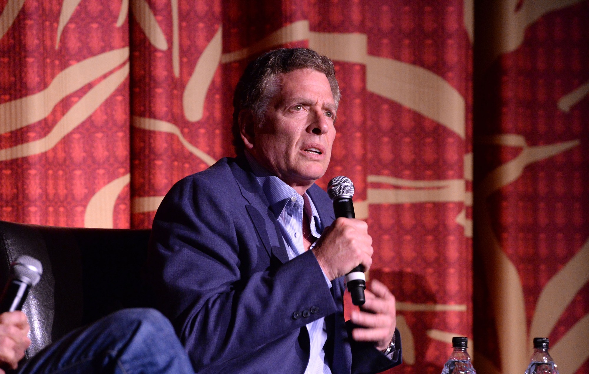 David Zucker dice que sólo podría hacer 'Airplane!' hoy si se deshicieran de todos los chistes