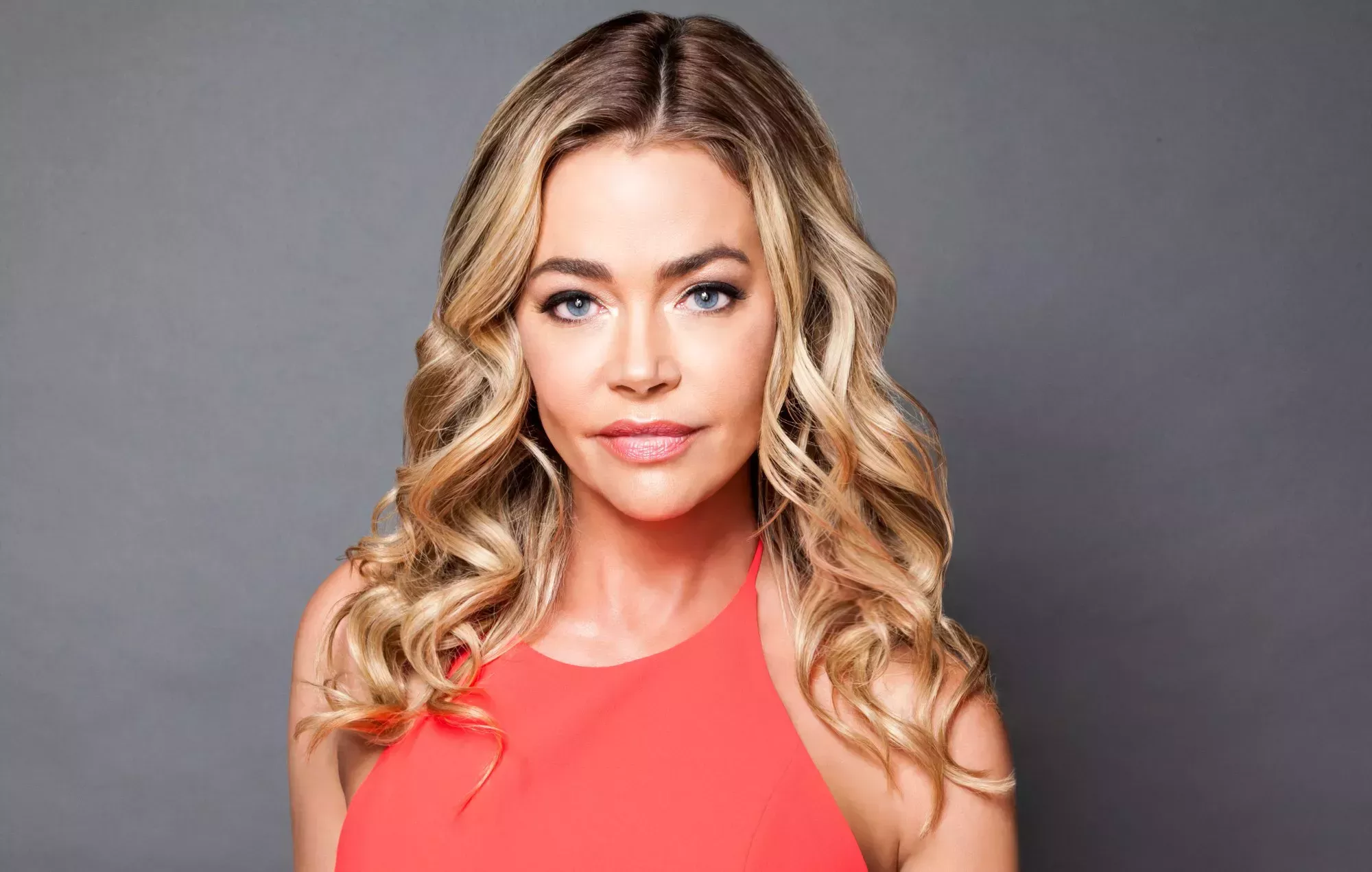 Denise Richards y su marido son agredidos a tiros en un incidente de violencia en la carretera