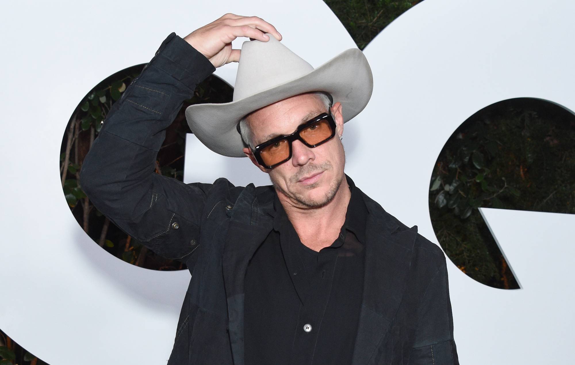 Diplo posa con el traje tradicional qatarí durante el Mundial 2022