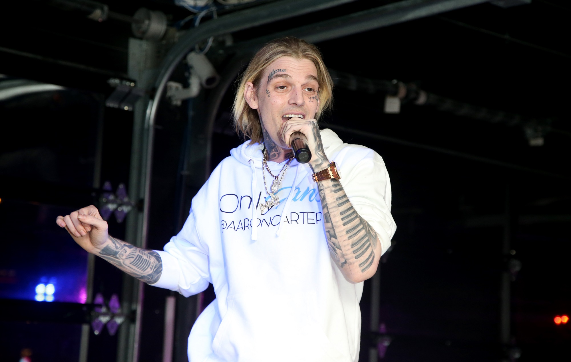 El mánager de Aaron Carter califica las memorias y el lanzamiento del disco de "despiadado robo de dinero"