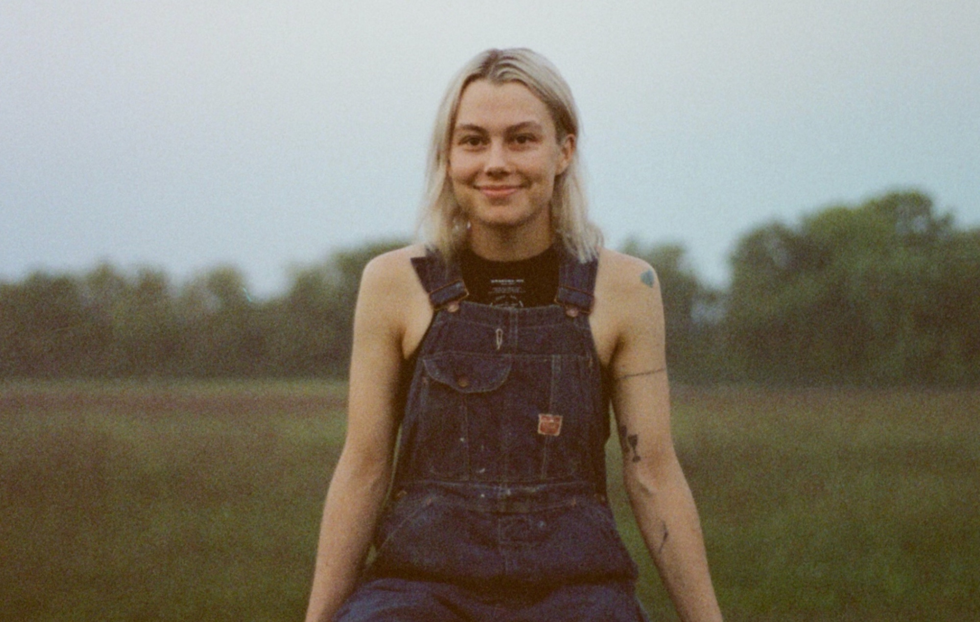 Escucha la festiva versión de Phoebe Bridgers de 'So Much Wine'