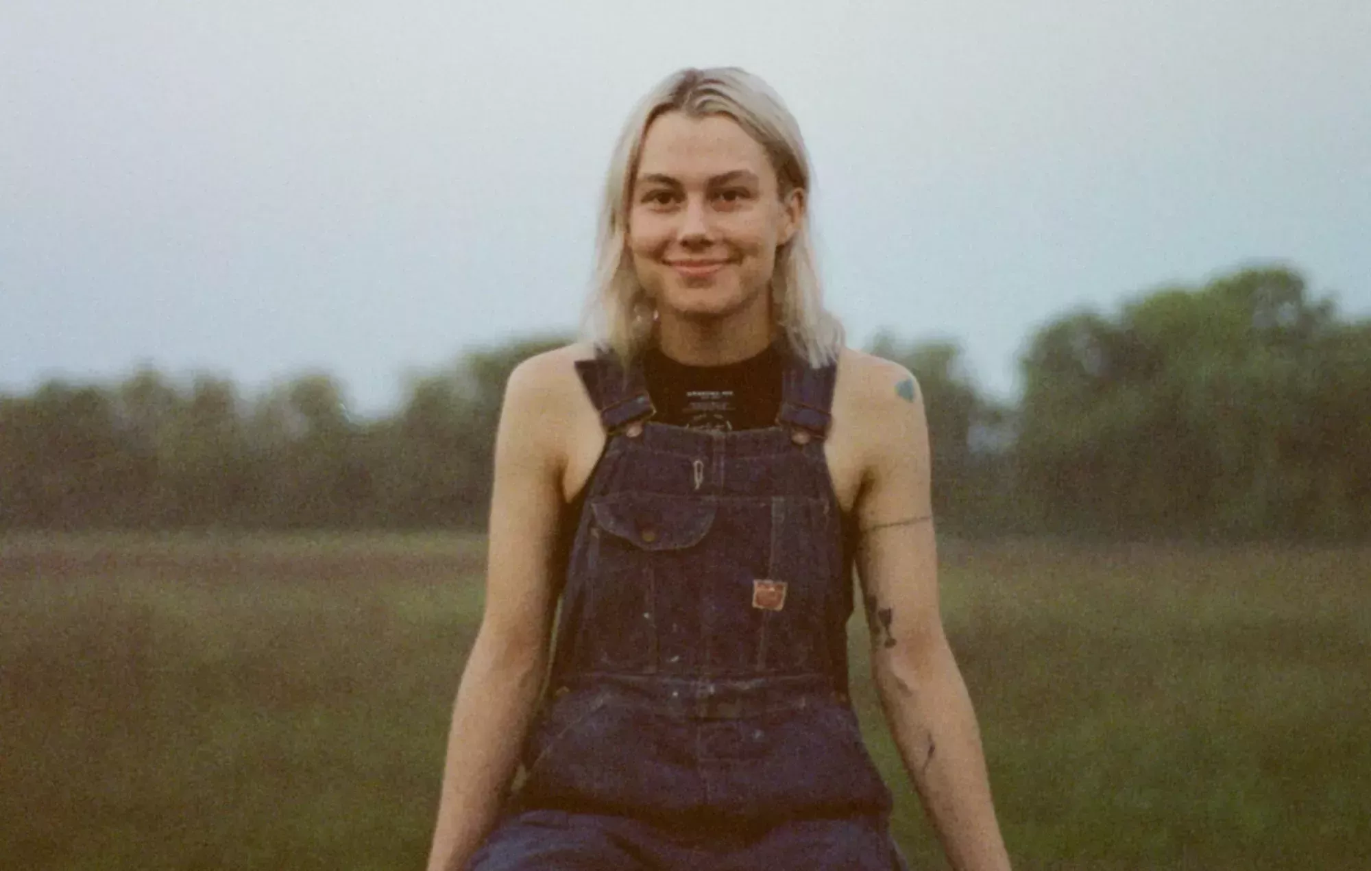 Escucha la festiva versión de Phoebe Bridgers de 'So Much Wine'