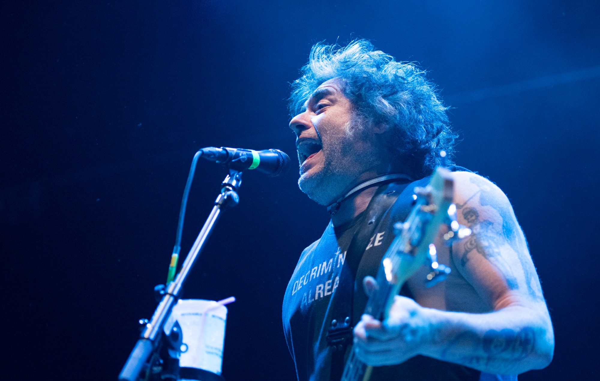 Fat Mike de NOFX anuncia su nueva banda 'Codefendants' y comparte dos singles