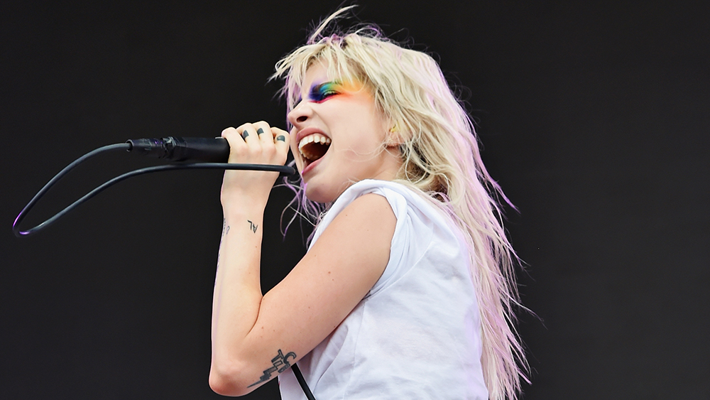 

	
		Hayley Williams se disfraza de Chucky para el espectáculo de Halloween de Paramore en Los Ángeles y lleva a los fans al escenario con 'Misery Business'
	
	