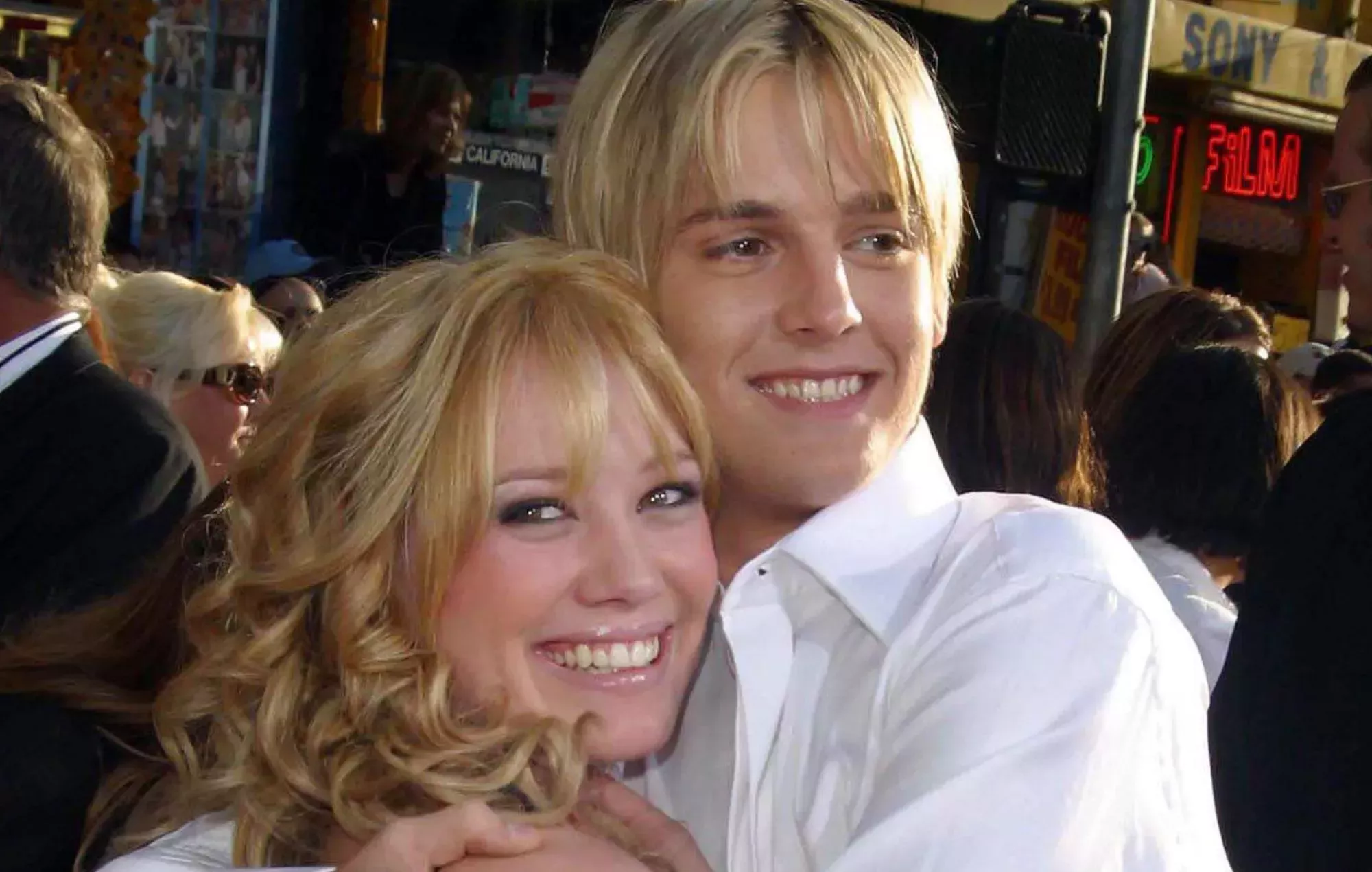 Hilary Duff rechaza las afirmaciones sobre la virginidad en las memorias de Aaron Carter 
