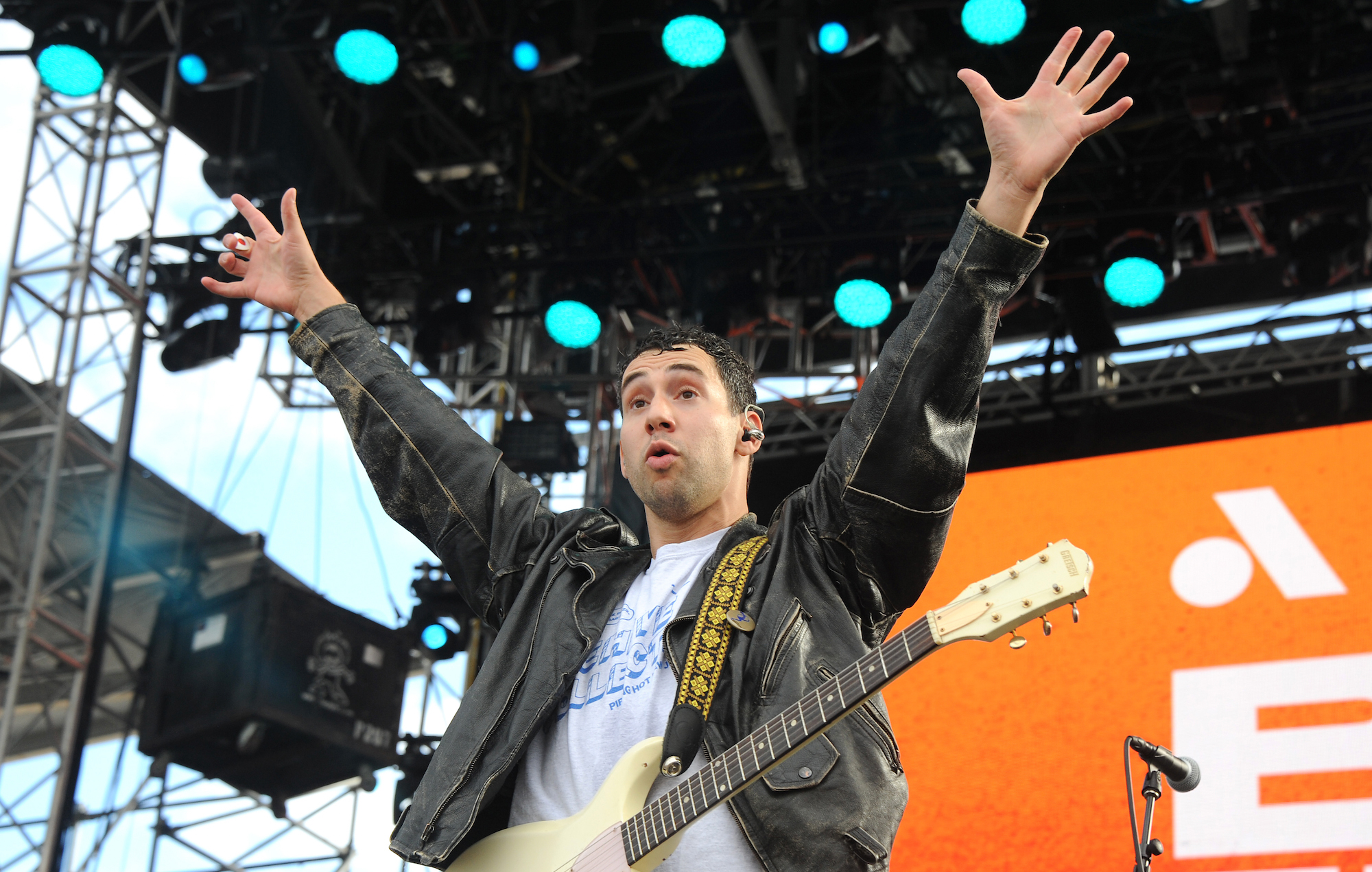 Jack Antonoff pide a los locales que "dejen de gravar" la venta de merch