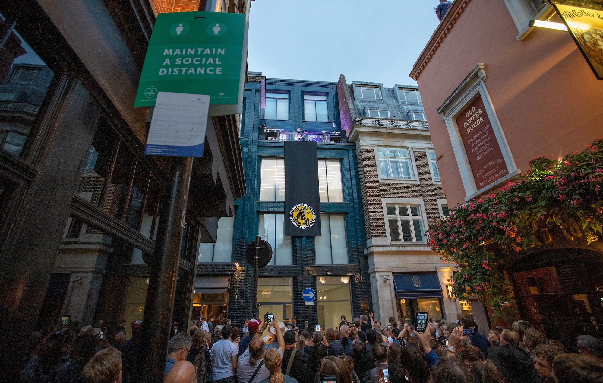 Jack White comparte el vídeo en directo de 'Seven Nation Army' desde la azotea del Soho y anuncia un álbum en directo