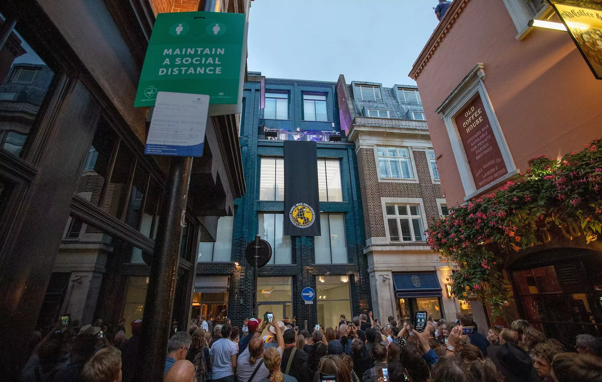 Jack White comparte el vídeo en directo de 'Seven Nation Army' desde la azotea del Soho y anuncia un álbum en directo