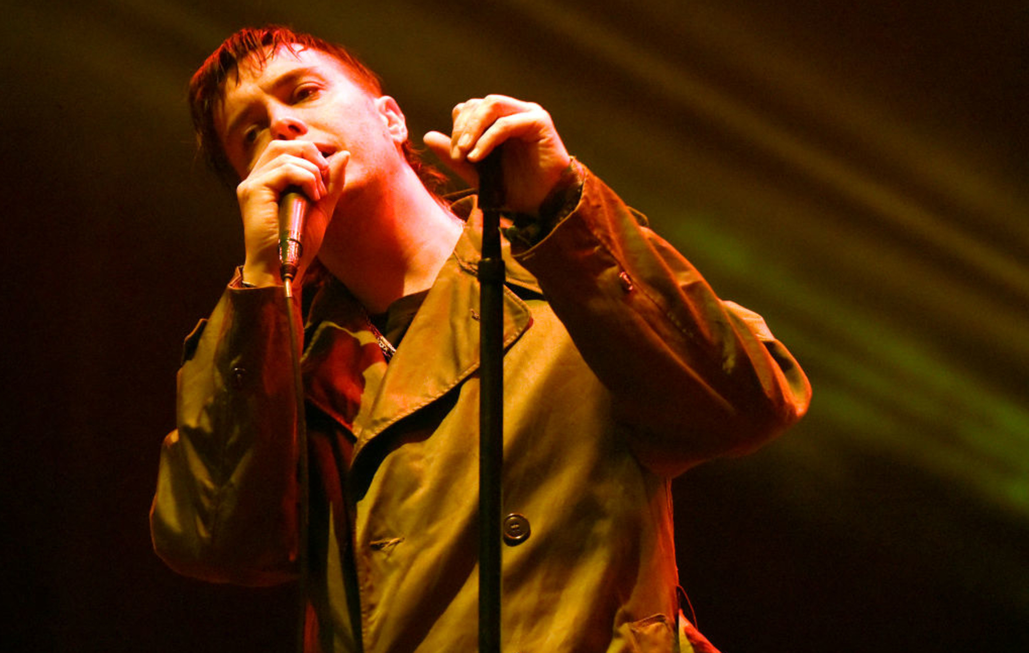 Julian Casablancas llama a Elon Musk un "supervillano hambriento de ganancias"