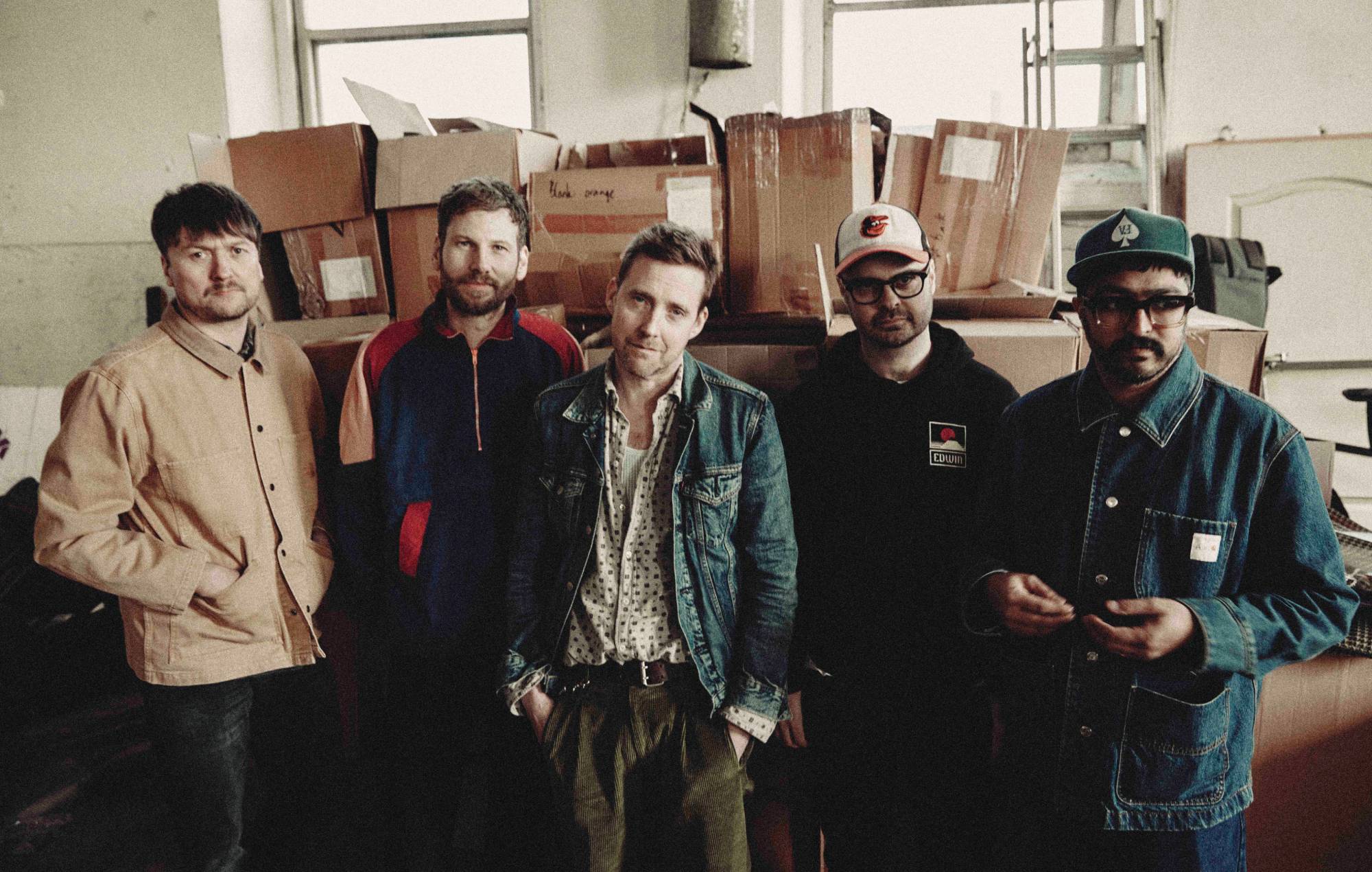 Kaiser Chiefs comparte su nuevo single 'How 2 Dance' y habla de su nuevo álbum: "Nadie nos detiene"